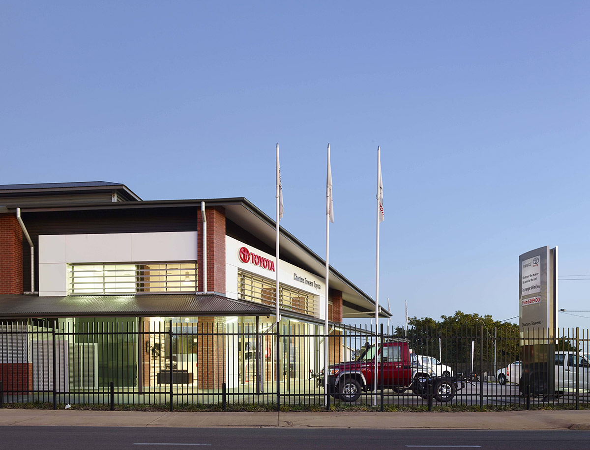 Guymer-bailey-architects-Toyota-Charters-Towers_03.jpg