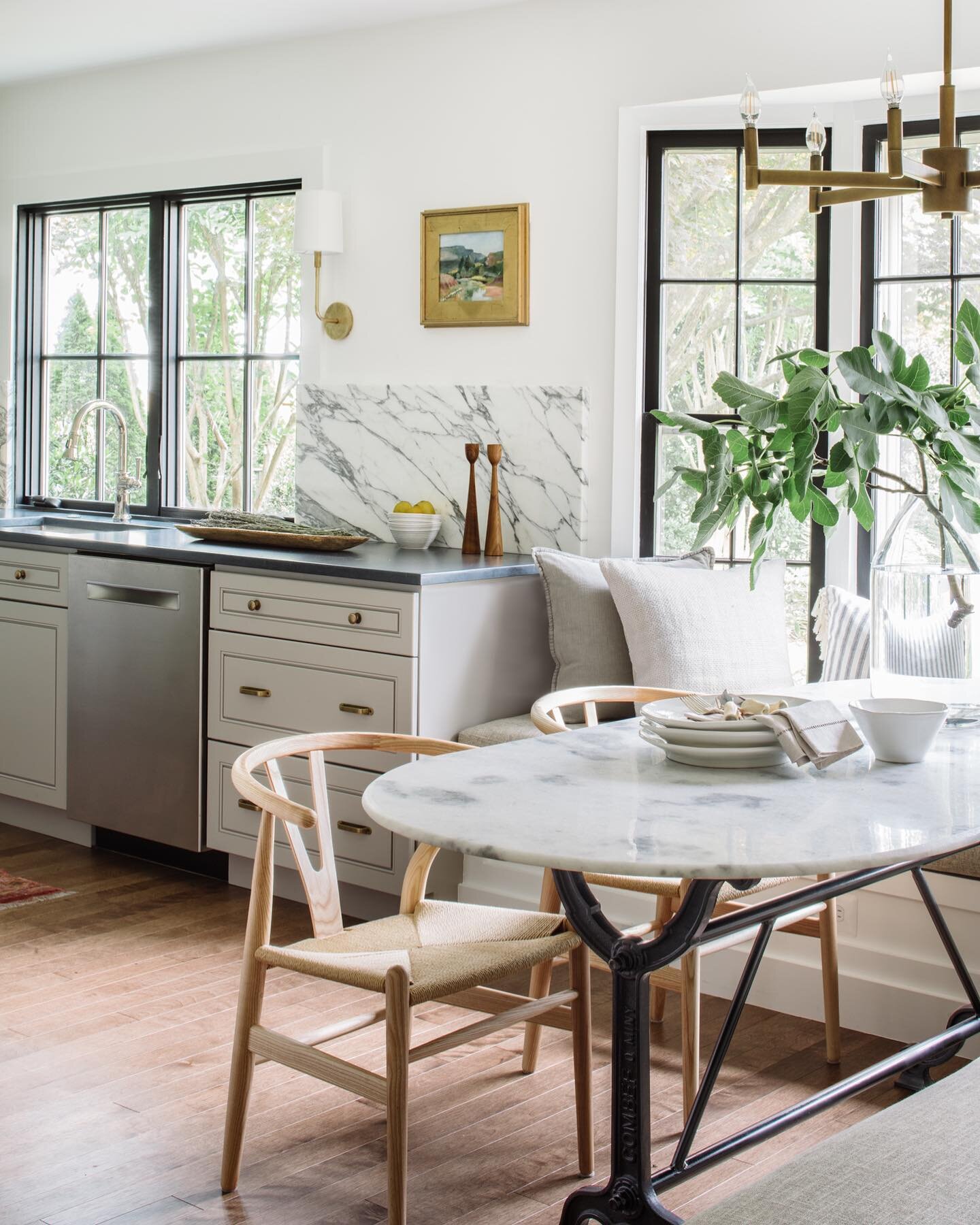 If you are planning a kitchen remodel, here are some must-have elements to consider:

1️⃣ Functional layout: The layout of your kitchen is key to its overall functionality. It should be designed in a way that makes it easy to move around and access d