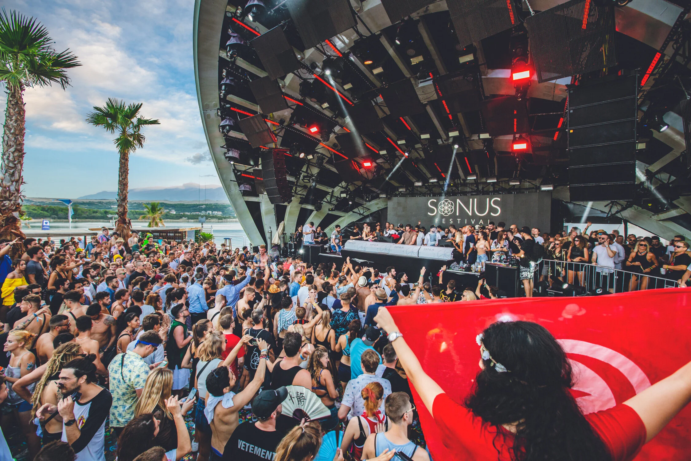 TylerAllix-Papaya-Solomun-7.jpg