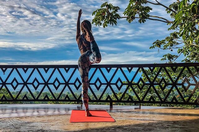 The #travelmemories continue, with today being #wellnesswednesday 🧘🏼&zwj;♀️ I will never forget this morning, waking up before 6am for some sunrise yoga above and among the jungle trees at @thespringscostarica in the Arenal region of Costa Rica. 
I