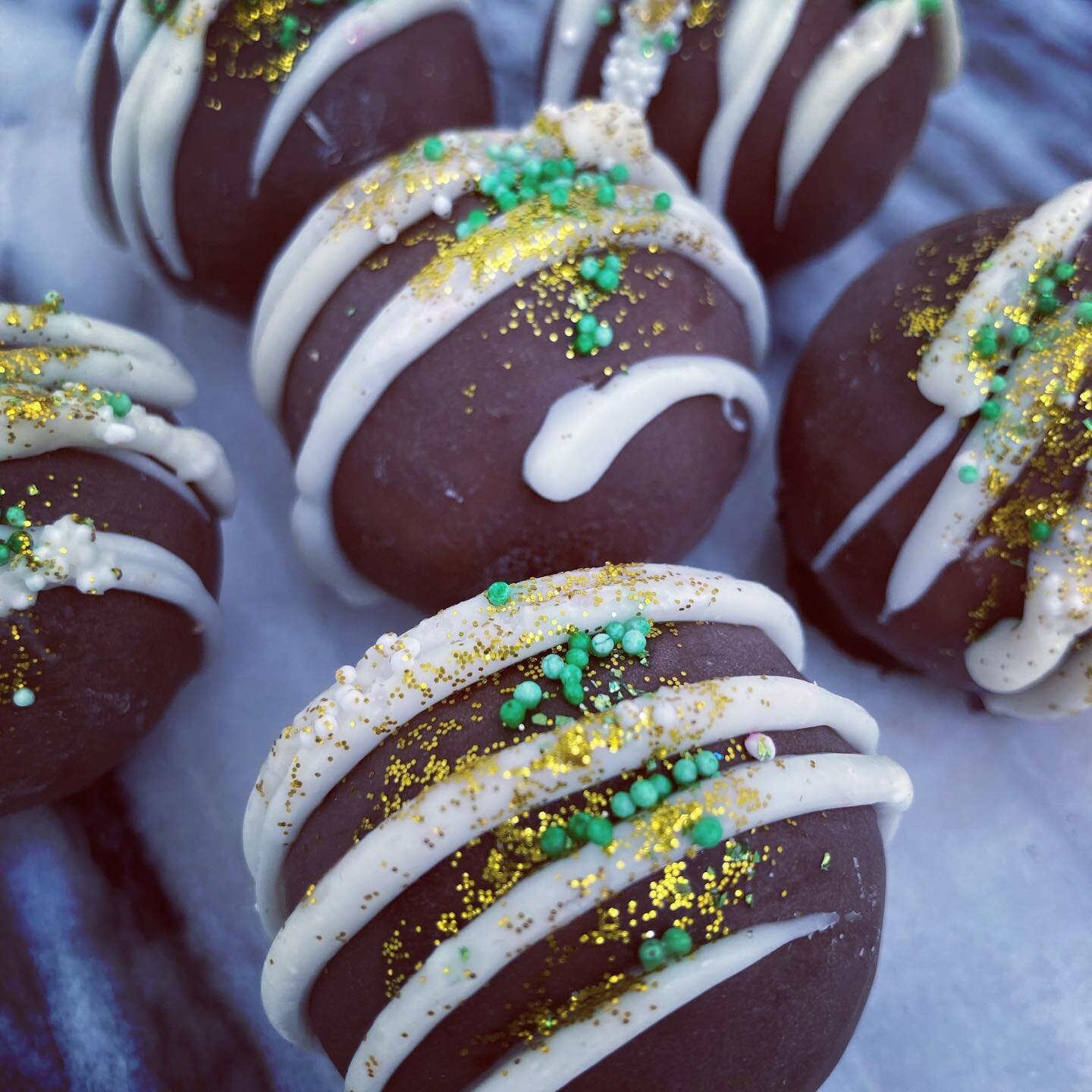 Order your St. Paddy&rsquo;s sweets for Wed 3/16 &amp; Thurs 3/17 doorstep delivery within our Southern MA local service area!✨☘️🌈💰☘️✨
.
.
To order, click the link in our bio OR go to https://www.danisheavenlybakeshop.com/2022-st-patricks-day-menu
