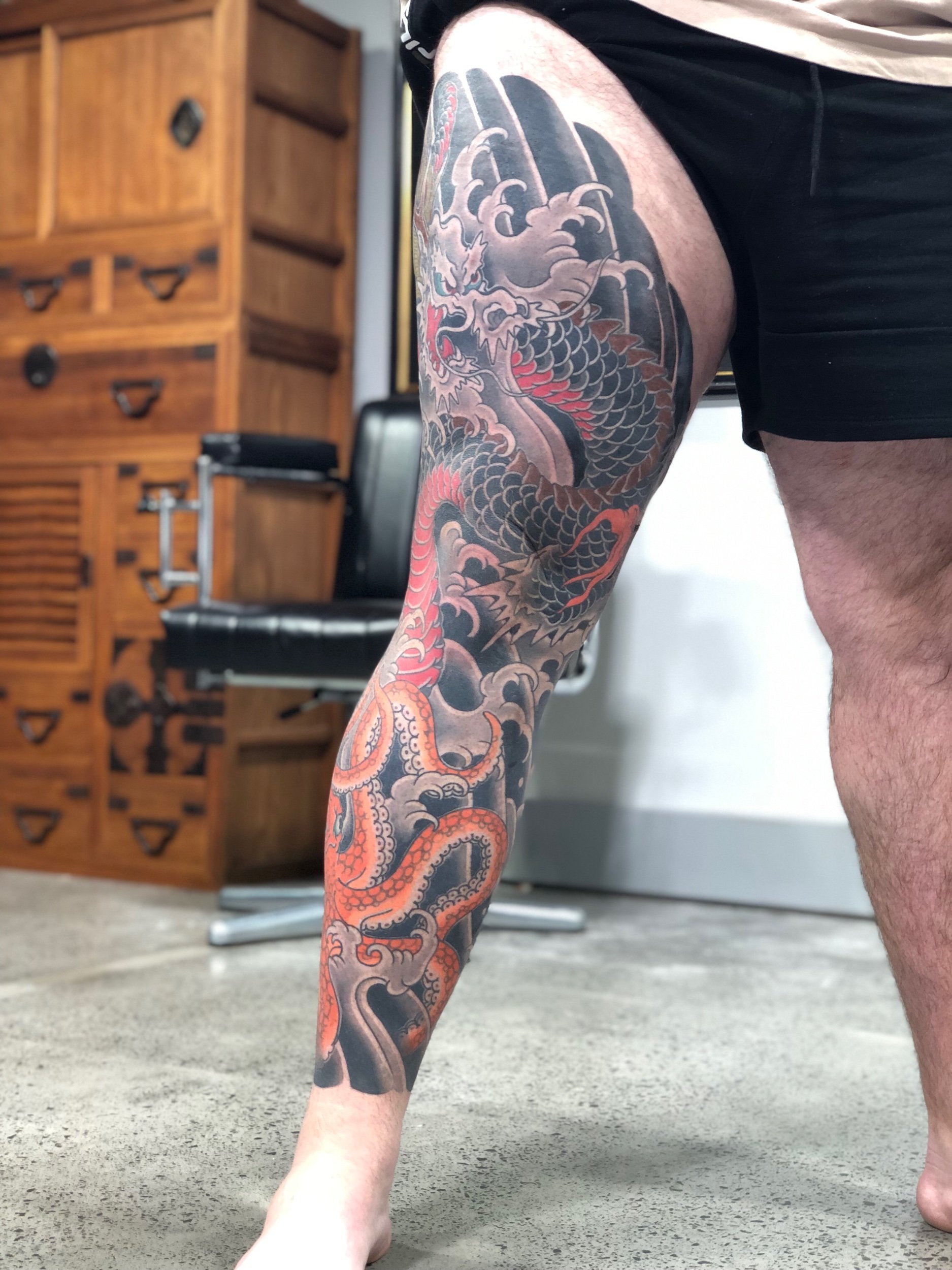  Hygienic &amp; Fully licensed Tattoo Artist Ian Hilz is Located in the Heart of Sydney. Traditional Tattoo from a Private Studio in Woolloomooloo, Ian Specialises in Elegant Large scale Japanese style Tattoos, Traditional &amp; Modern that complimen