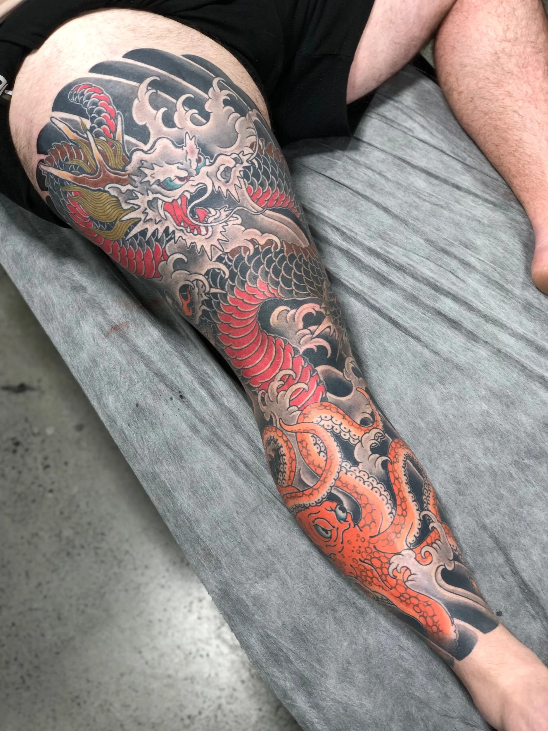  Hygienic &amp; Fully licensed Tattoo Artist Ian Hilz is Located in the Heart of Sydney. Traditional Tattoo from a Private Studio in Woolloomooloo, Ian Specialises in Elegant Large scale Japanese style Tattoos, Traditional &amp; Modern that complimen