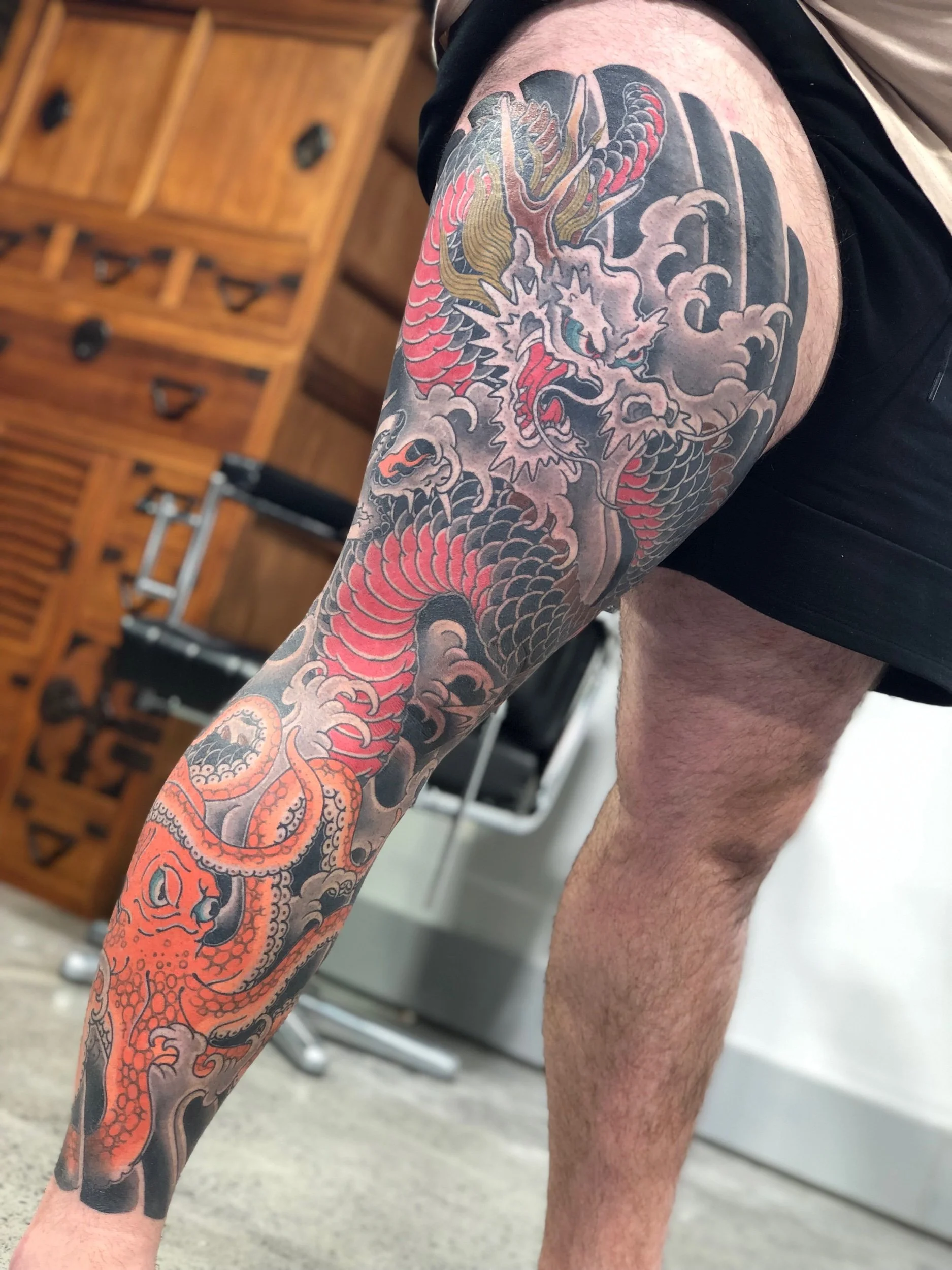  Hygienic &amp; Fully licensed Tattoo Artist Ian Hilz is Located in the Heart of Sydney. Traditional Tattoo from a Private Studio in Woolloomooloo, Ian Specialises in Elegant Large scale Japanese style Tattoos, Traditional &amp; Modern that complimen