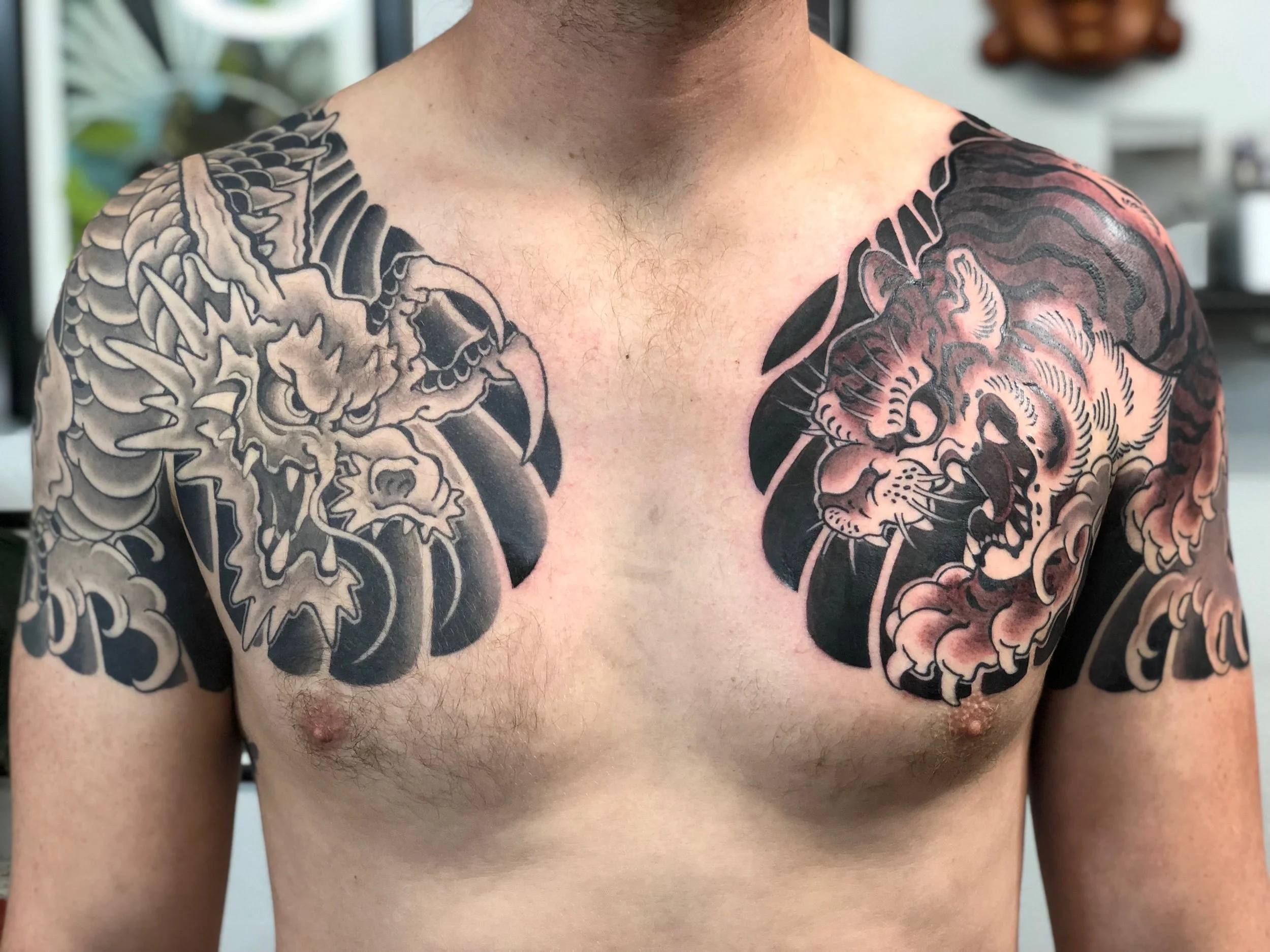  Hygienic &amp; Fully licensed Tattoo Artist Ian Hilz is Located in the Heart of Sydney. Traditional Tattoo from a Private Studio in Woolloomooloo, Ian Specialises in Elegant Large scale Japanese style Tattoos, Traditional &amp; Modern that complimen