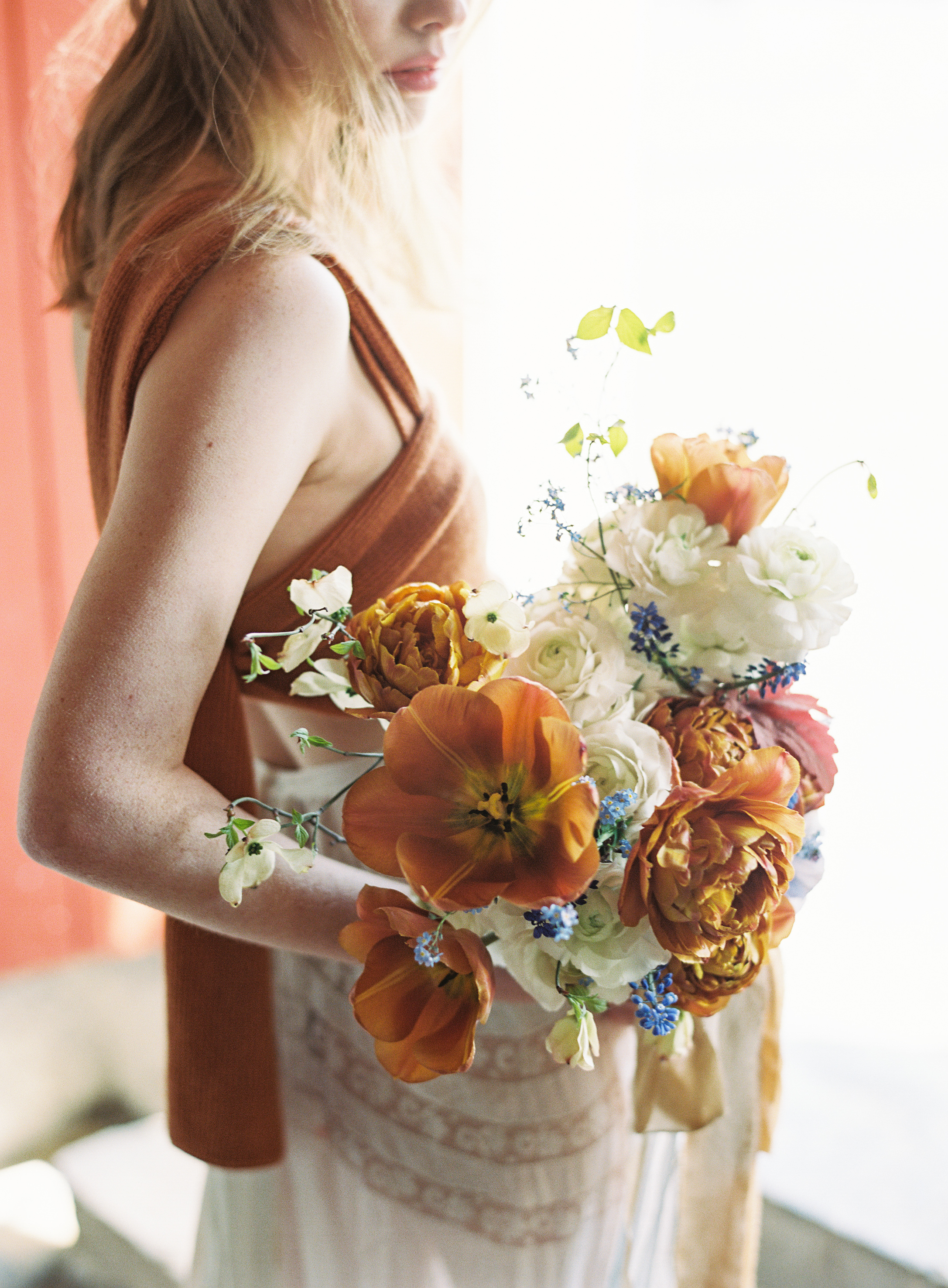 Model: AnneleenDress by: Shop GossamerFlowers by: FleuropeanPhoto by: Taylor and Porter