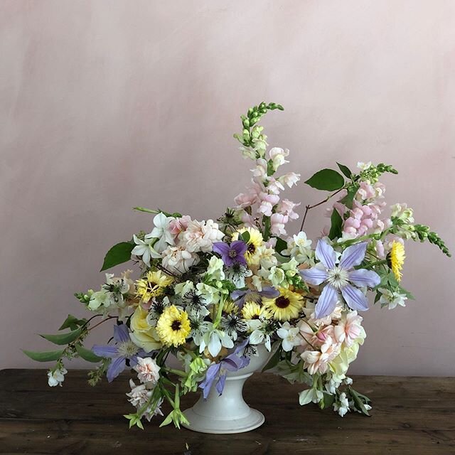 Snapdragons, clematis, marigolds, nicotiana, sweet peas, philadelphus and garden roses.... bowl by @illyriapottery