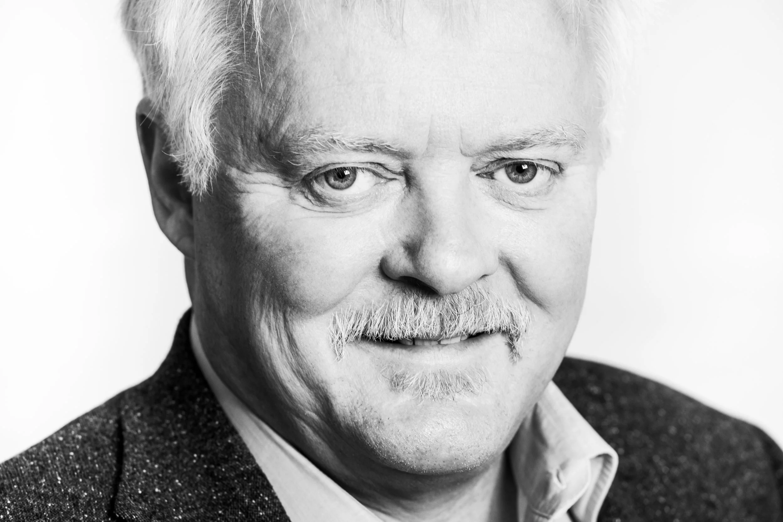 Schwarz-Weiß-Porträt Peter Bauer