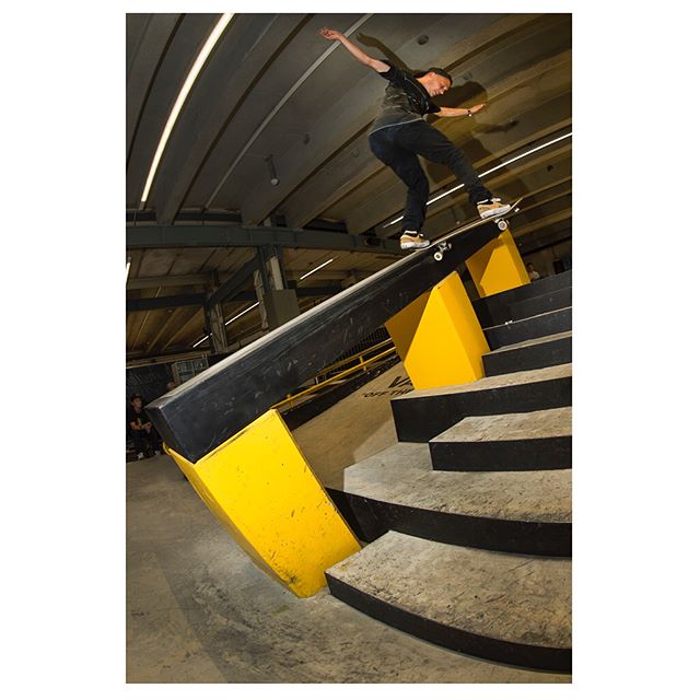 All three first try! 👀 I‘ve been watching this guy skate since 25 years and he never stopped amazing me. Switch Back Tail, Switch Nosegrind and Switch Front Bunt at the #vansshopriot best trick session. Power demonstration 🙌🏻 @hyphysben 👊🏻