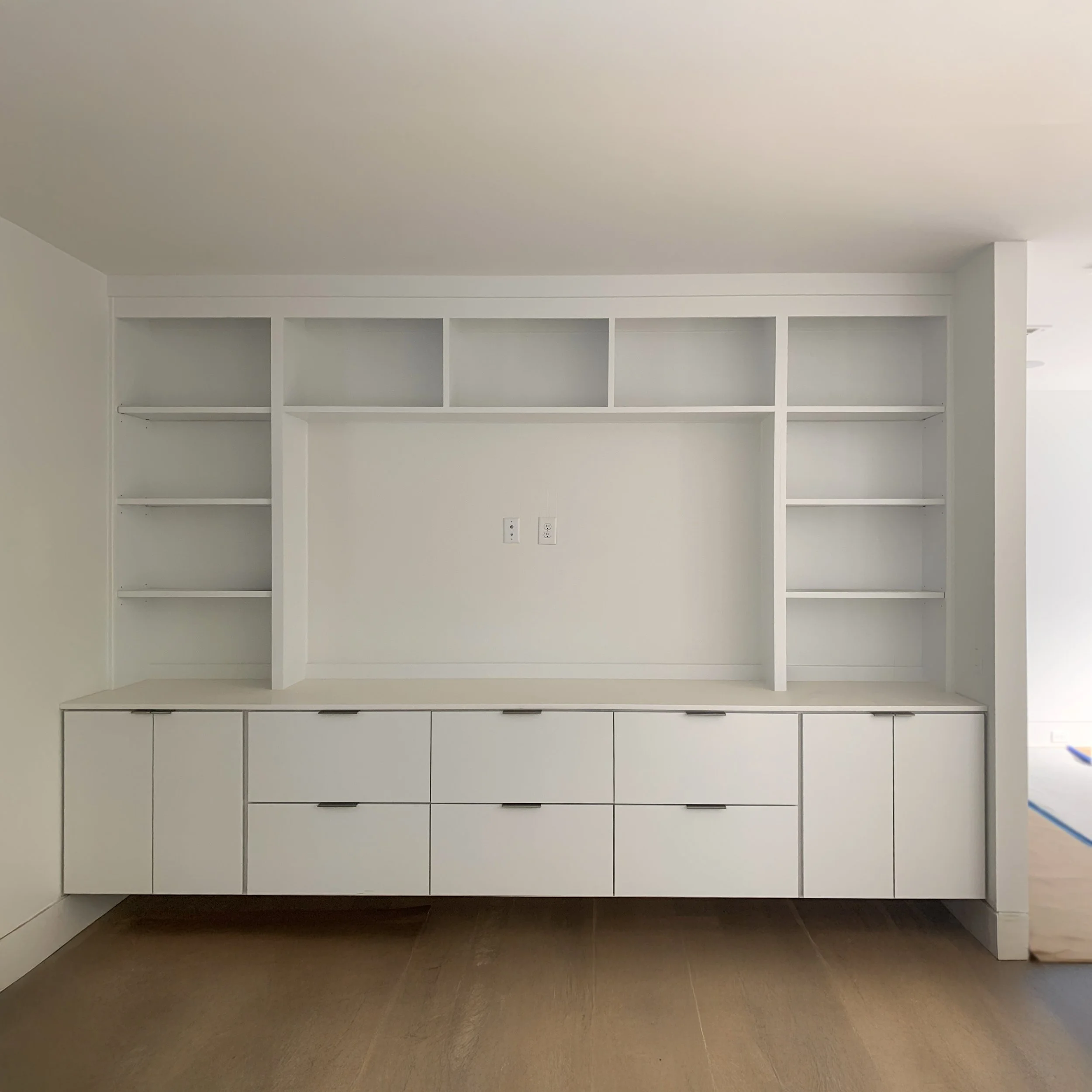 Off the ground TV cabinet built-in with modern slab doors