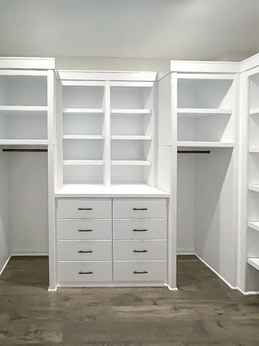 Walk-in Closet Away from the Ceiling