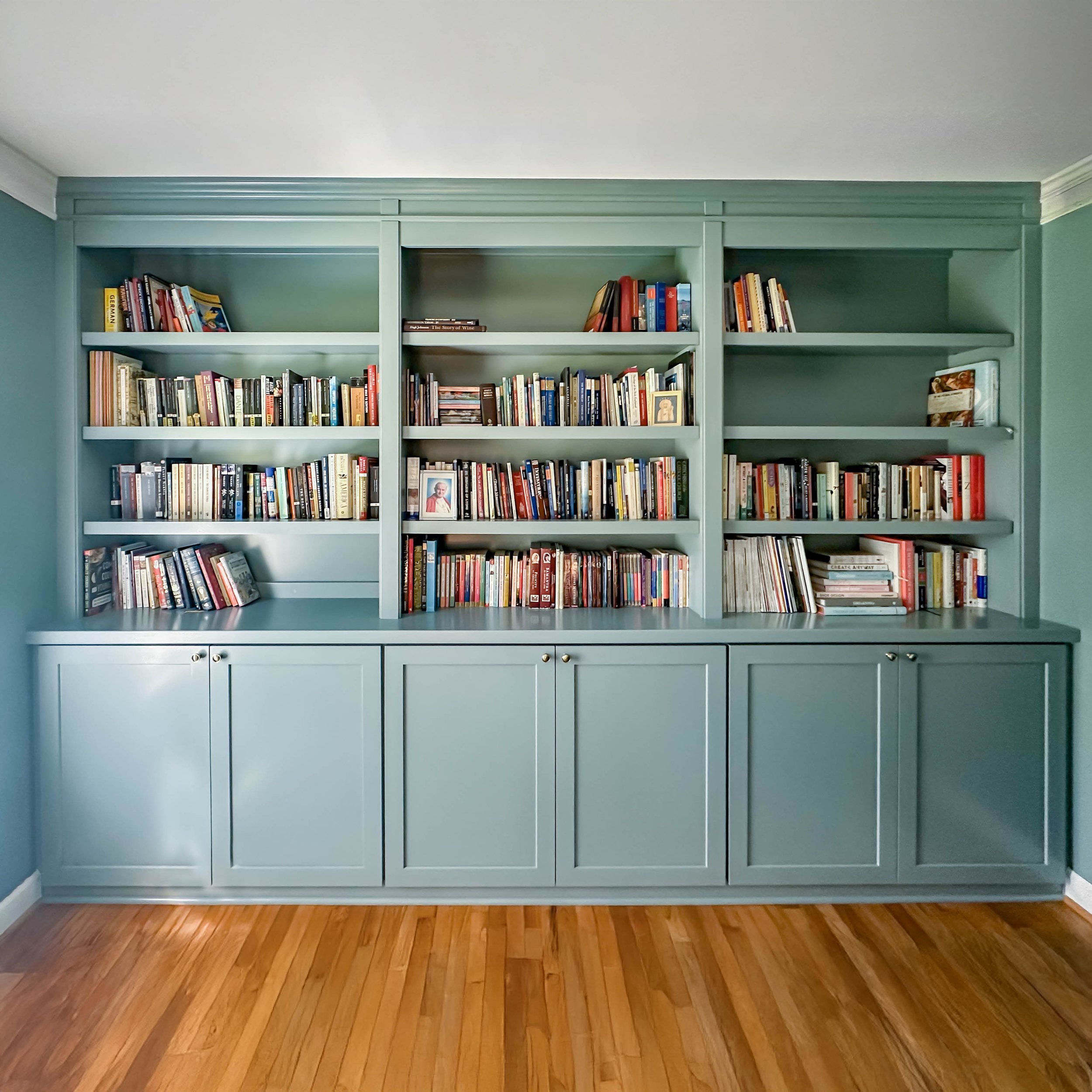 Turquoise cabinet built-in with standard shelving