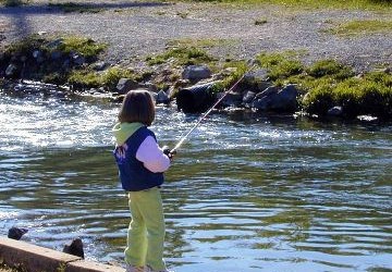 719px-Child_fishes_in_stream-360x250.jpg