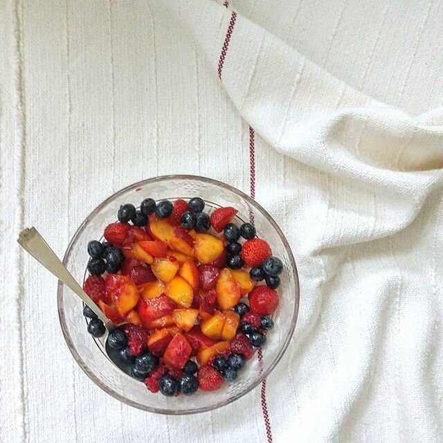 Organic summer fruits and one of our sustainable cotton throws that doubles as a tablecloth 🍑🍓 Are you loving this season yet? 
#slowliving
#slowfood