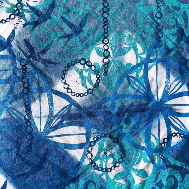 Day 81/100... A little more printing to cut up for the retreat goodie bags. @creatives_retreats #creativesretreats #valoriwells #100dayproject #create #the100dayproject #30minutesofcreativity #createdaily #beinspired #artistoflife #blockprinting #printmaker #printmakersofinstagram #indigo #pattern #repeatedpattern #printingonfabric #maker #handprinting #handblockprinting #speedballart #get_imprinted