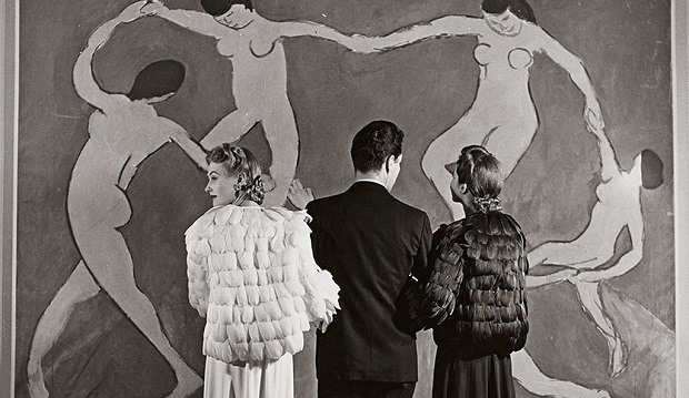 Looking at Matisse, Museum of Modern Art , 1939. Photograph by Louise Dahl-Wolfe. ©1989 Center for Creative Photography, Arizona Board of Regents