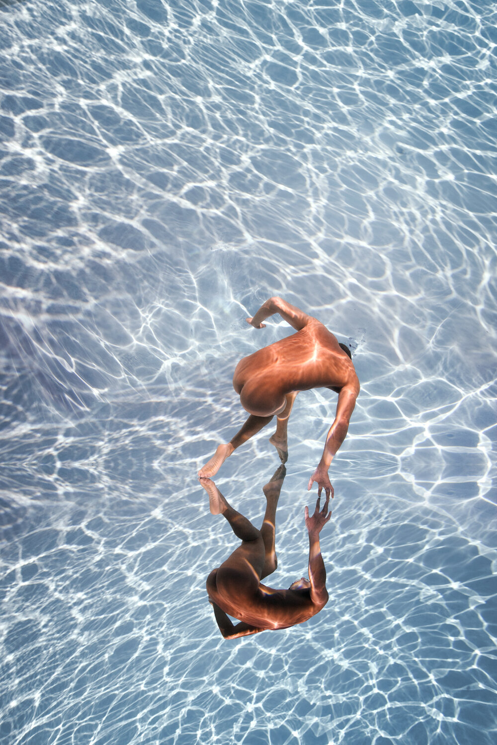 Mesmerizing Series of Floating Bodies in Water - Fubiz Media