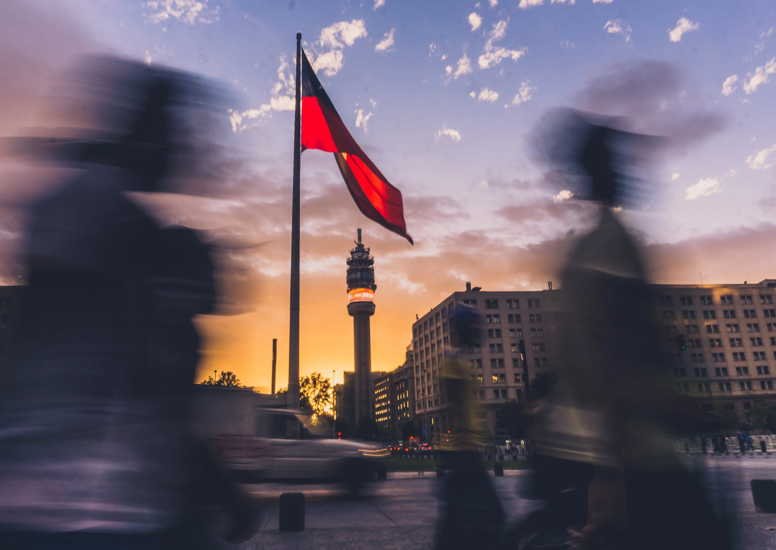 chile la moneda flag people walking 03 2017.jpg