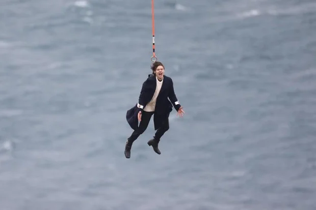 harry-styles-helicopter-1491405927.jpg