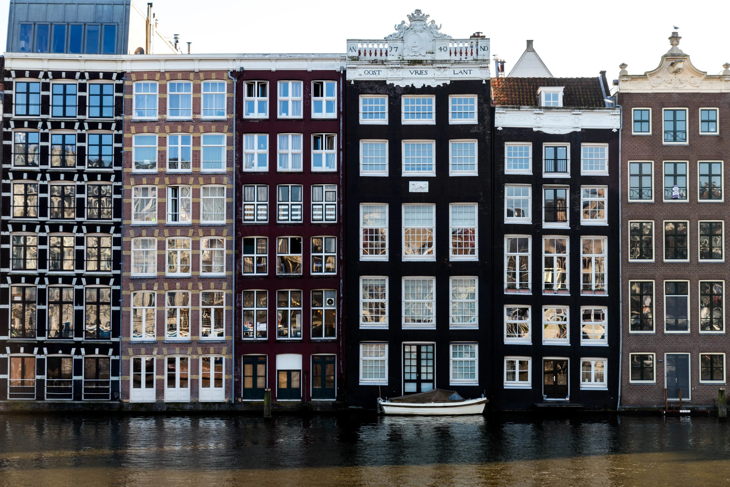The facades of Damrak disappear into the canal.