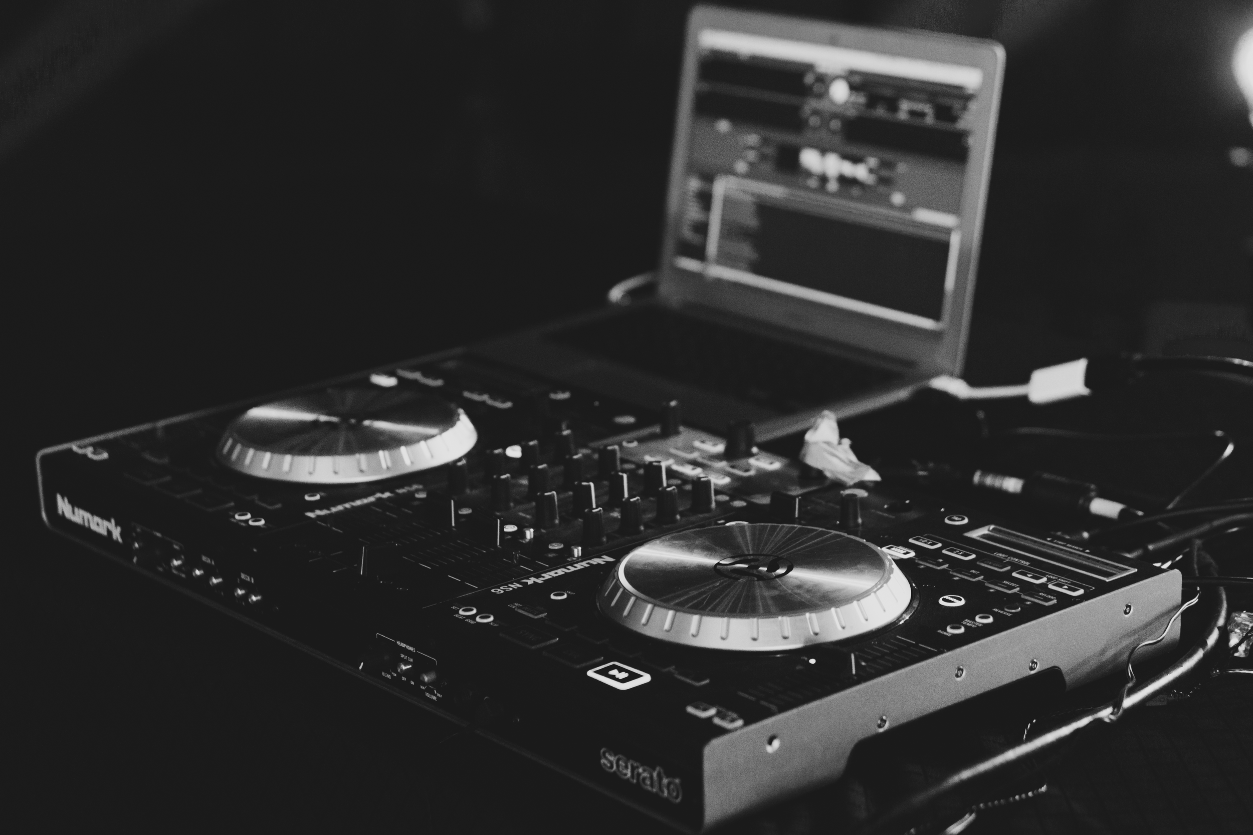 SERATO-Black-and-White.png