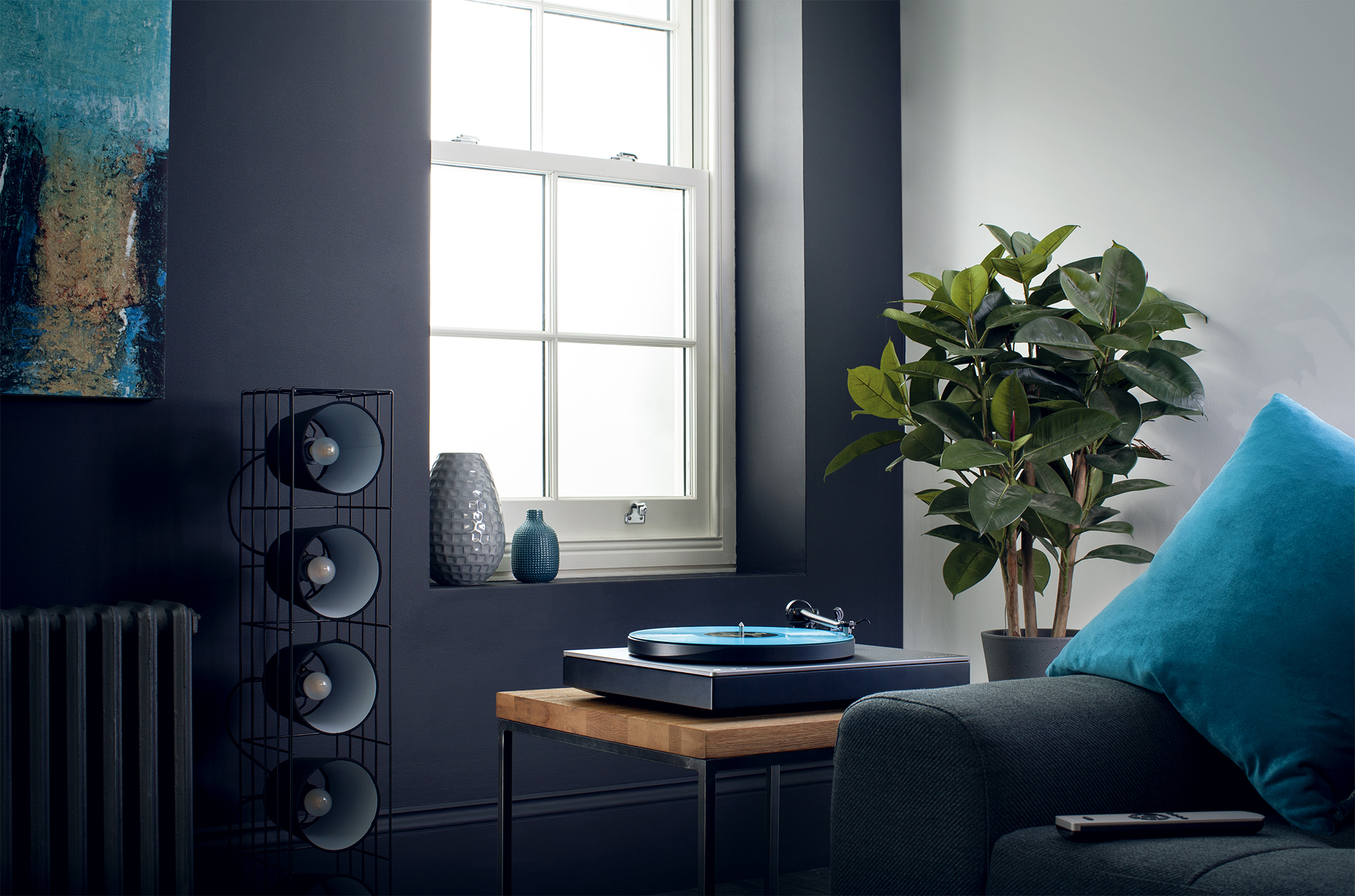 Cambridge_Audio_AlvaTT_Lifestyle_wide_window.jpg