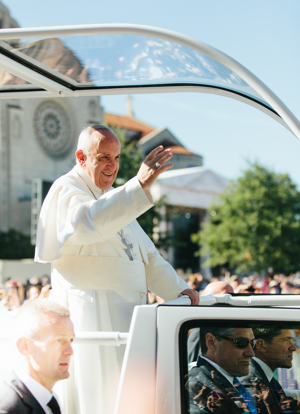 Pope+Francis+in+his+vehicle+with+Secret+Service.jpeg