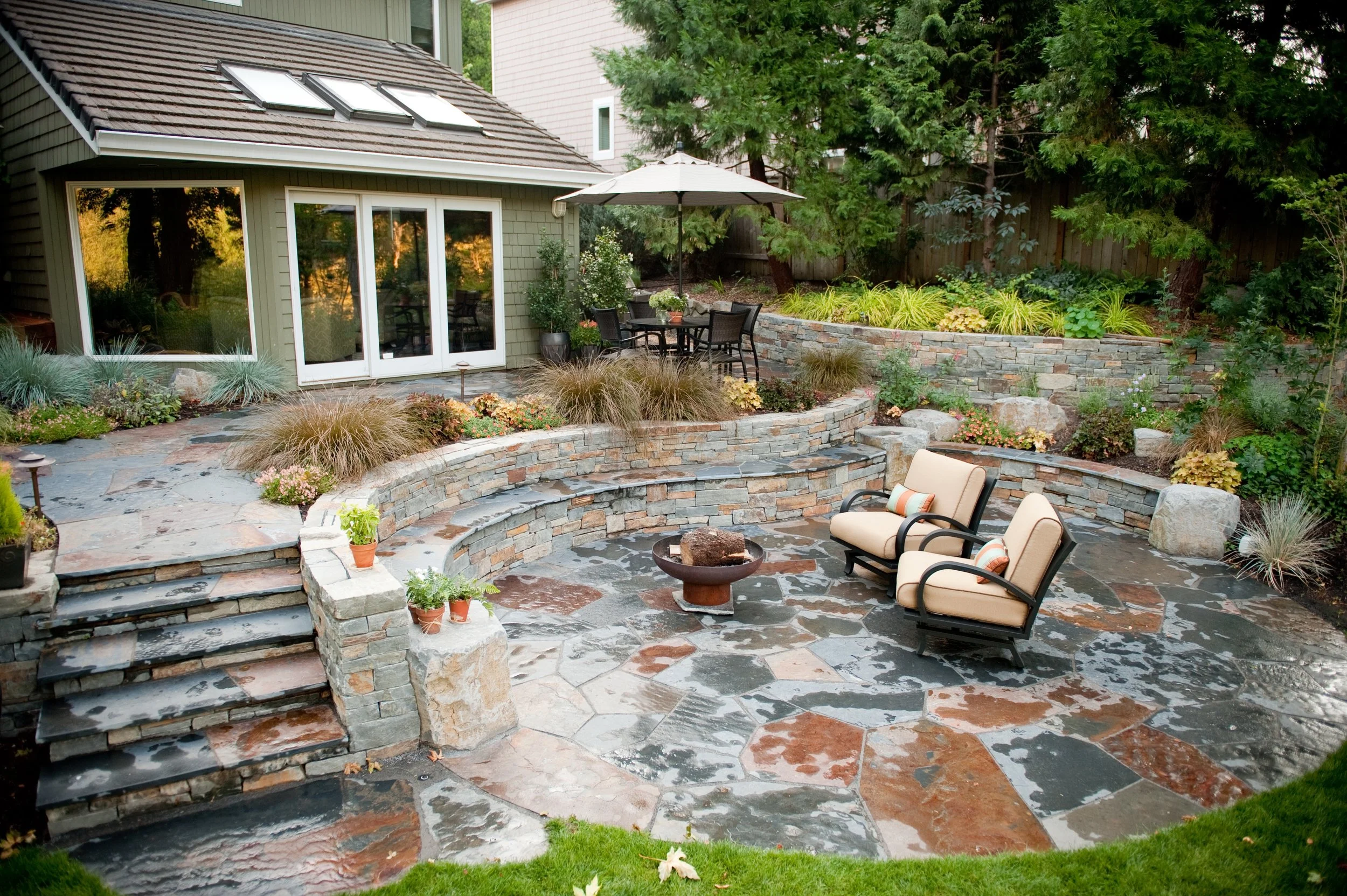 Seatwall with flagstone wrap