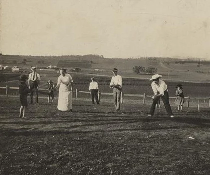 Game_of_rounders_on_Christmas_Day_at_Baroona,_Glamorgan_Vale,_1913.jpg