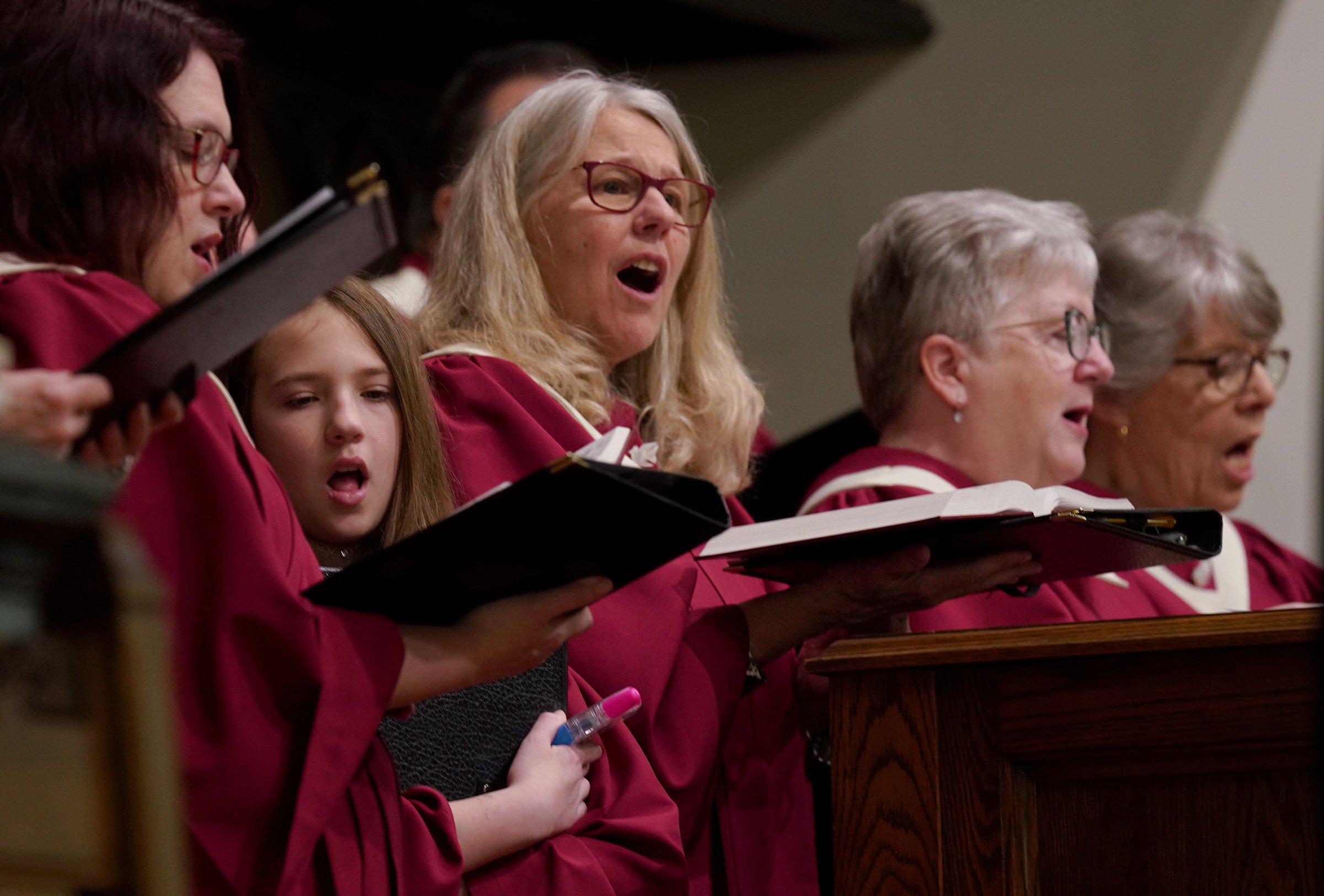 Choir leads in song