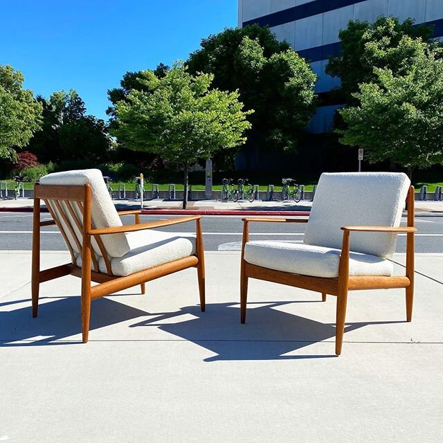 Stunner pair of early Grete Jalk lounge chairs, now available in the shop! Fully restored in chunky white boucle.