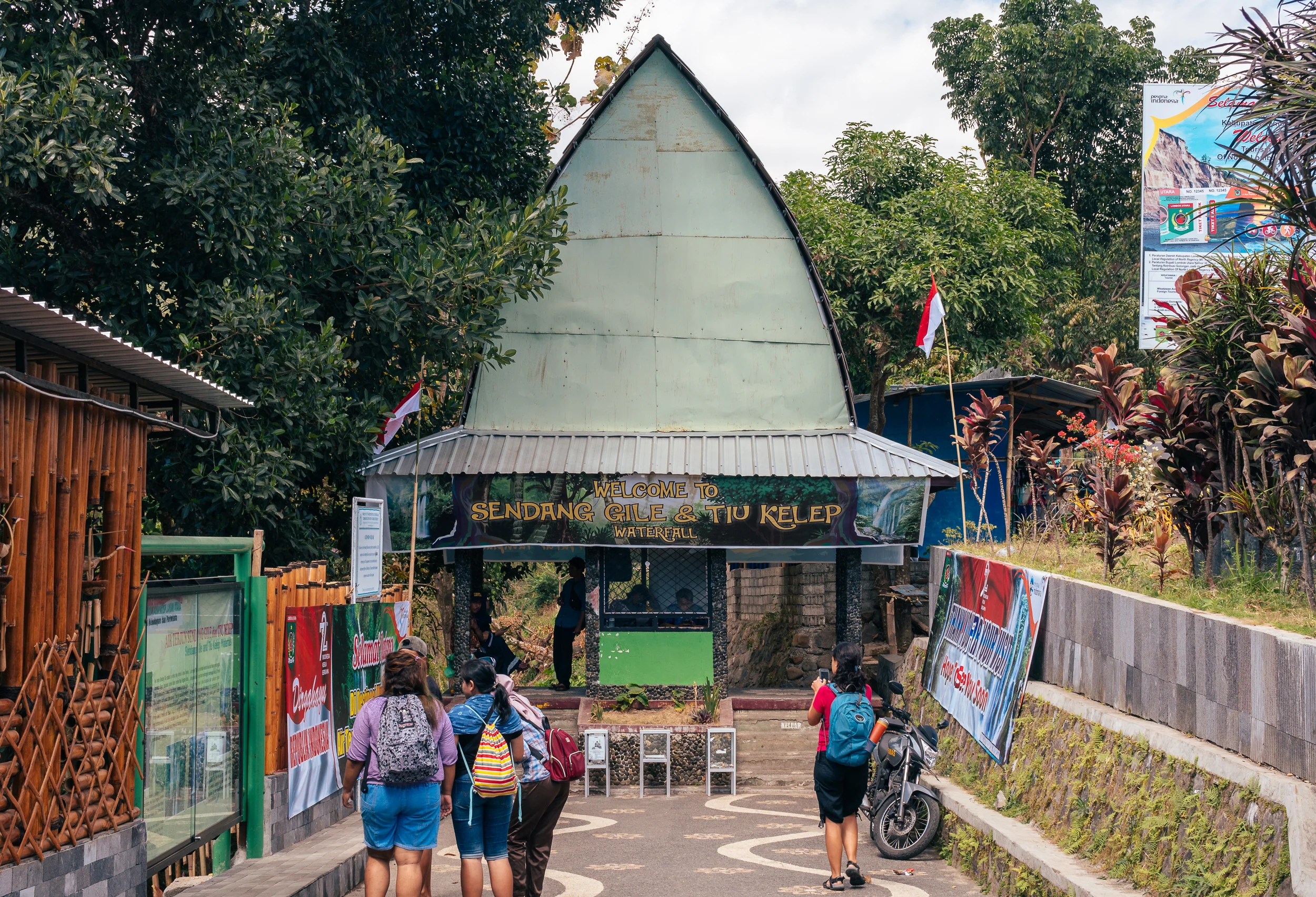 Entrance to Sendang Gile and Tiu Kelep Waterfall