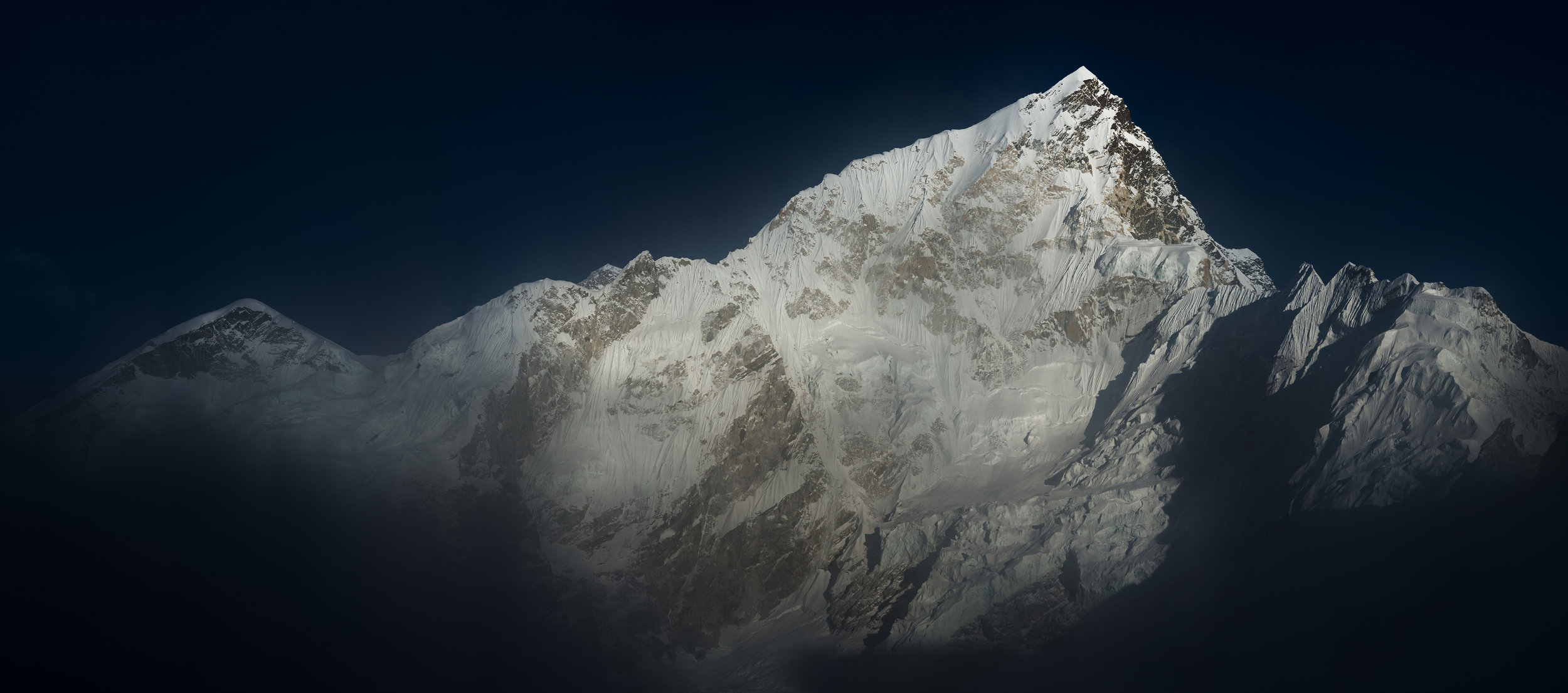 Himalya-summits-Everest-and-Nuptse-before-sunset-500002193_4748x2101.jpeg