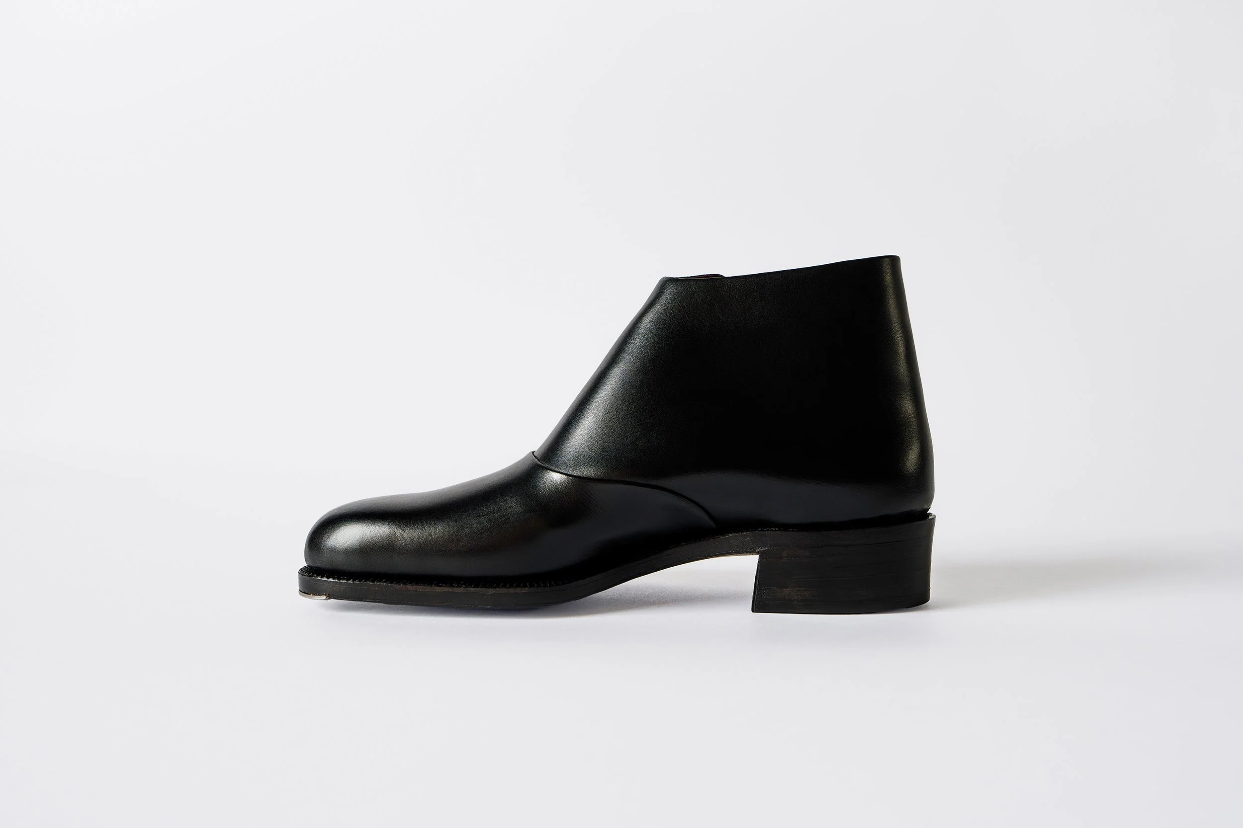ONE-PIECE SPIRAL BOOTS WhiteCyc 02  _JEU1008.jpg