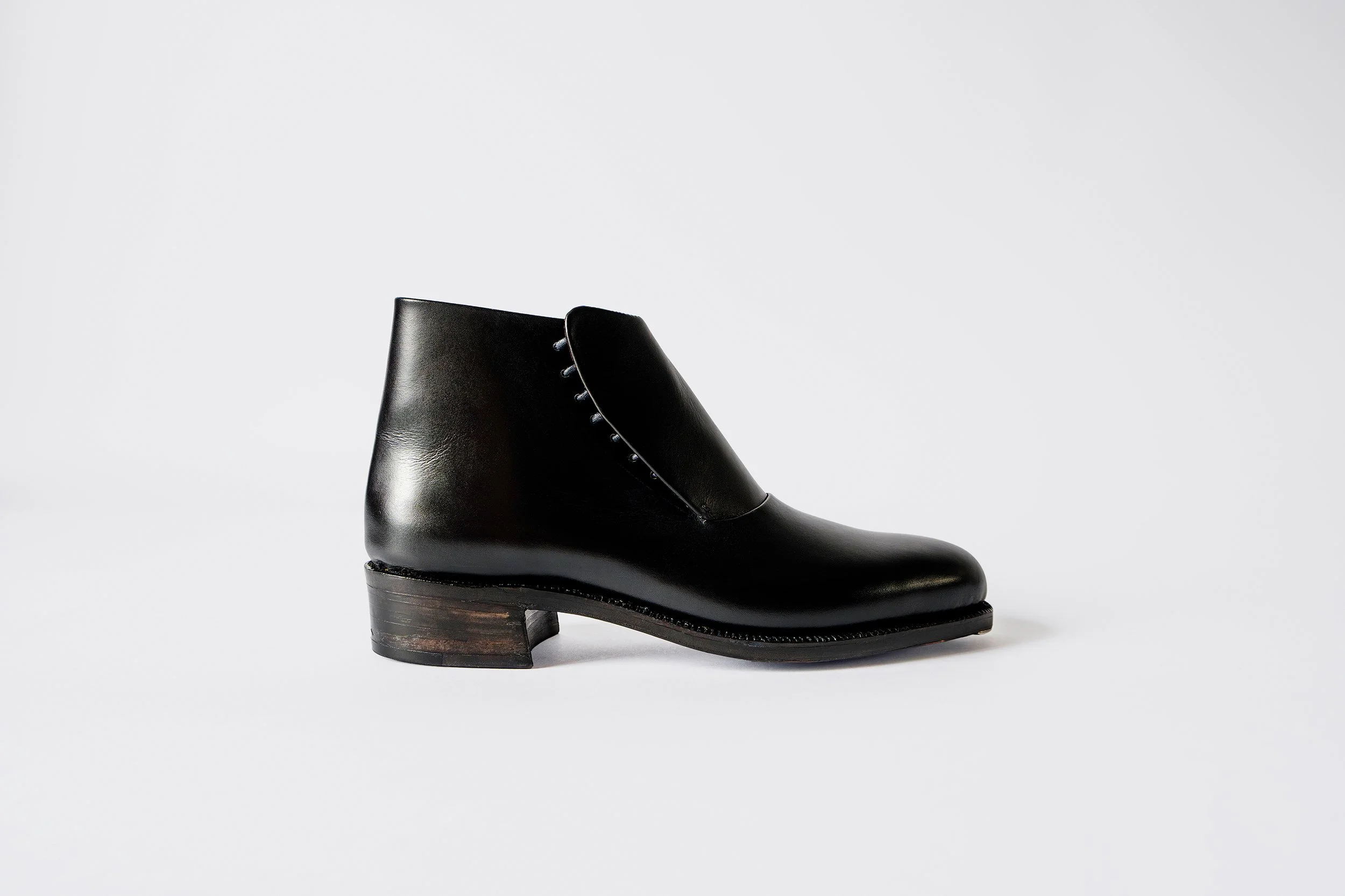 ONE-PIECE SPIRAL BOOTS WhiteCyc 03  _JEU1023.jpg