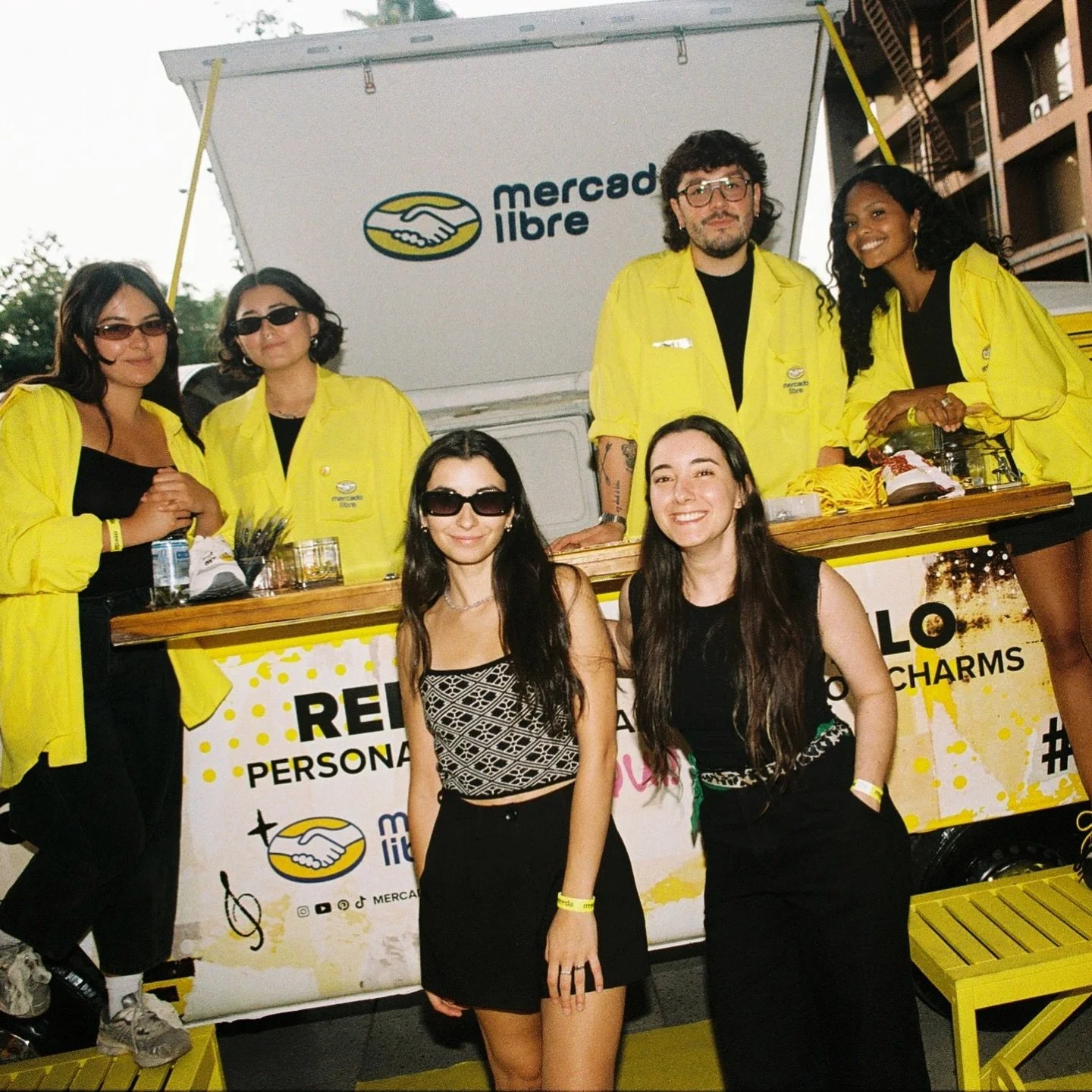 La semana pasada fuimos al @centrogam con @mercadolibremoda.cl y les hicimos un remix a cientos de zapatillas. Les dejamos un registro de lo que fue esta gran activaci&oacute;n junto a @madebymonks 👟👓👠💛