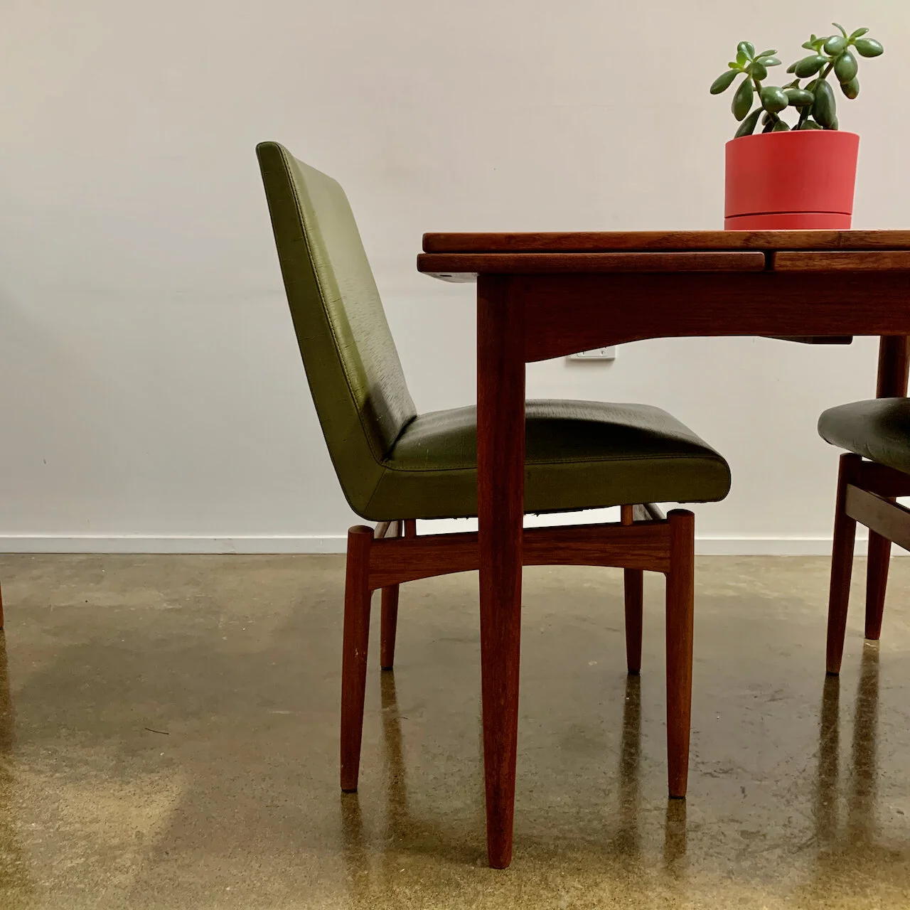 Parker extension dining table