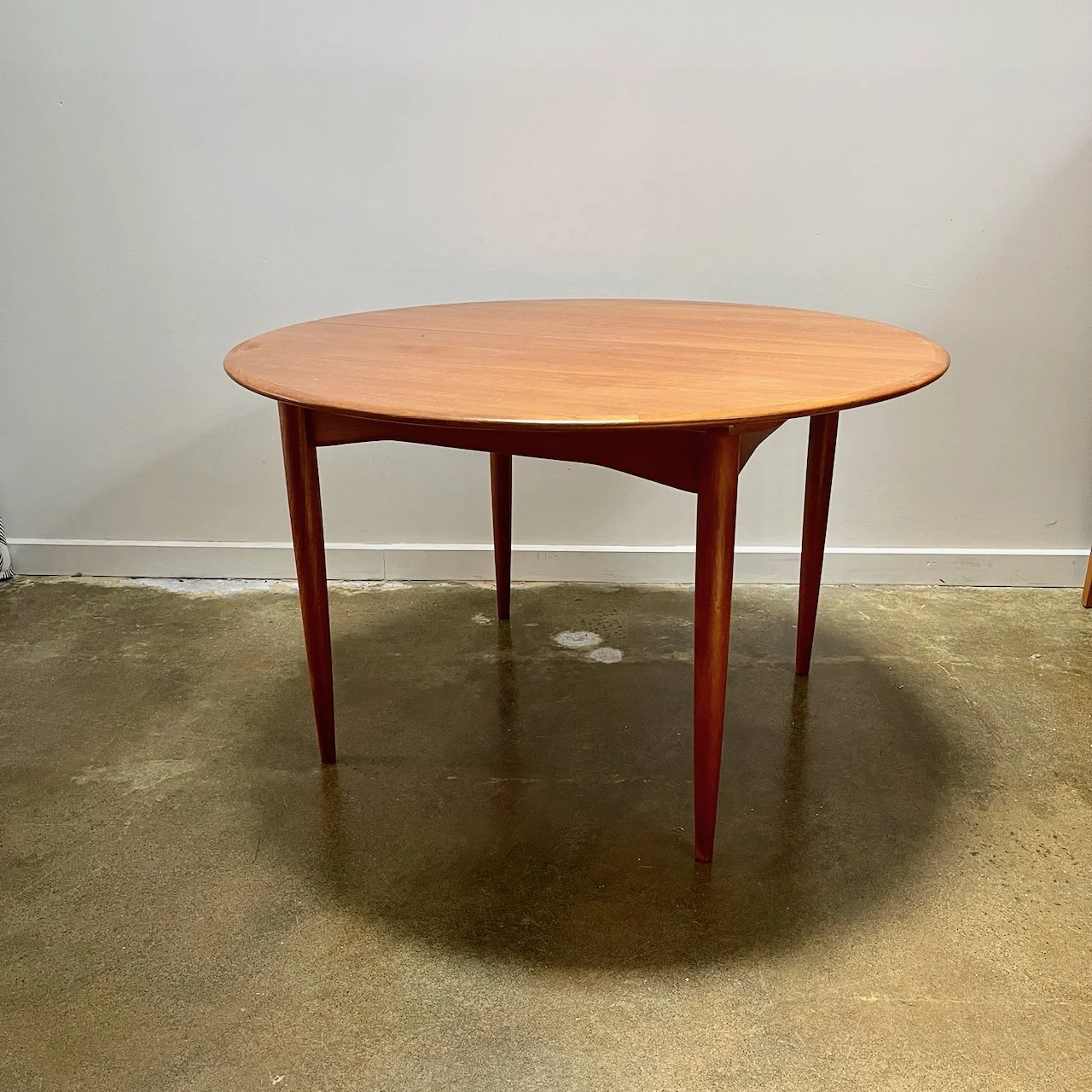 Parker extension dining table