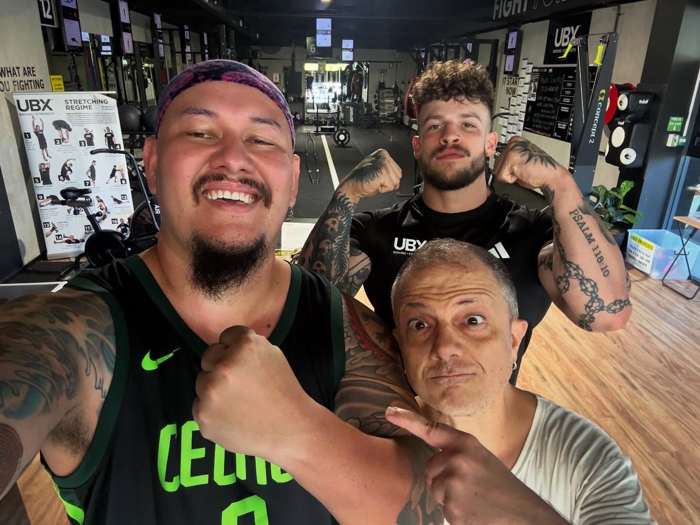 Started the new week off with some boxing/weight training at @ubx_coolum with @keiranwhitehead_ 🤘🏽

Keeping the fitness levels up between shows 🤘🏽

#training #fitness #ubx