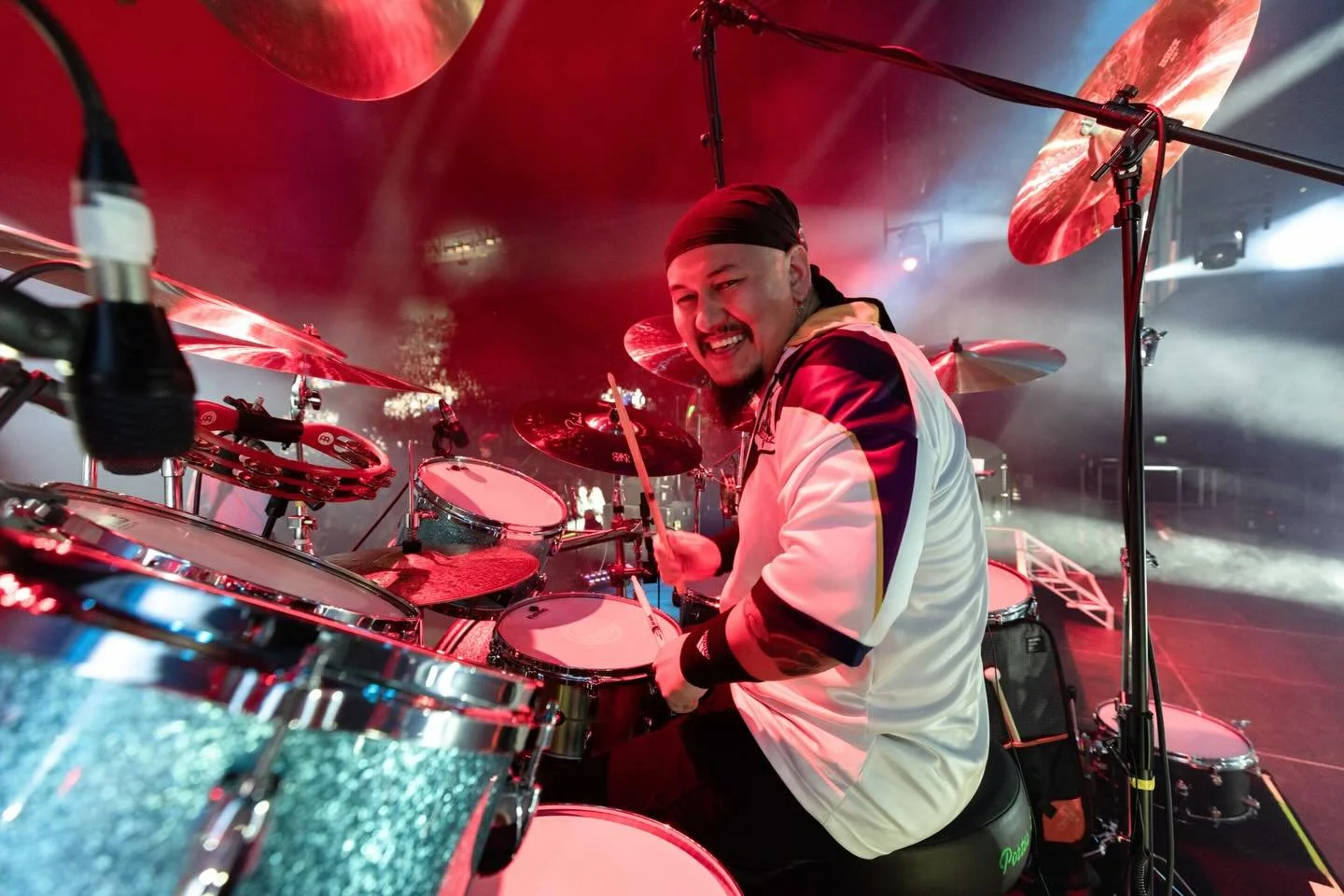 Sometimes I do smile behind the kit! 😂

Shot by @simplyphotographz at Rod Laver Arena in Melbourne, VIC last weekend. I&rsquo;m on the way over to New Zealand now for the final 2 shows of the @jimmybarnesofficial &ldquo;Working Class Man&rdquo; 40th