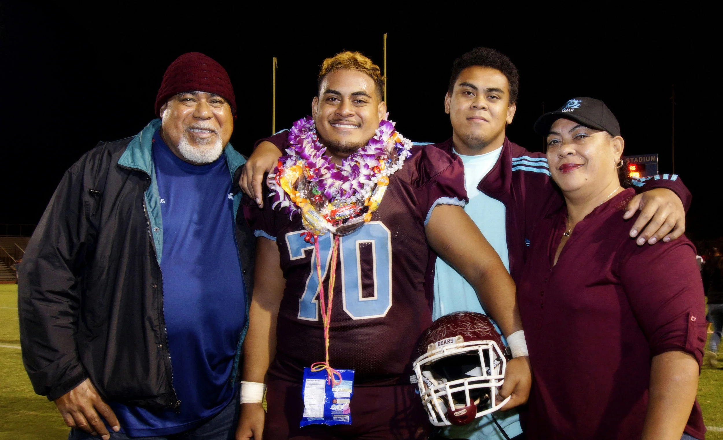 KalaniFootball110416_6313BKD25GlmLoGrn25AX.jpg