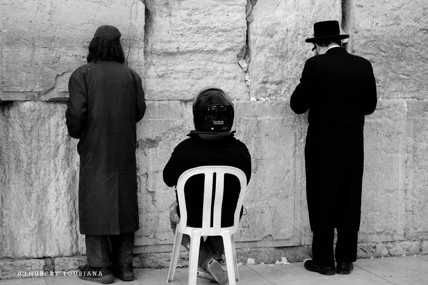 THREE MEN TALKING TO A WALL / TROIS HOMMES PARLENT À UN MUR /