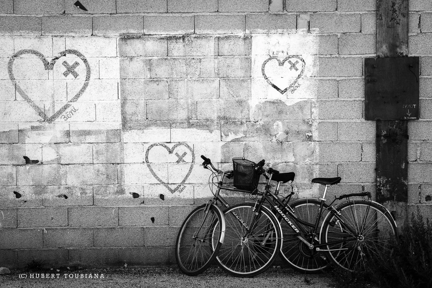 TWO BIKES IN LOVE IN ARLES / VELOS AMOUREUX EN ARLES /