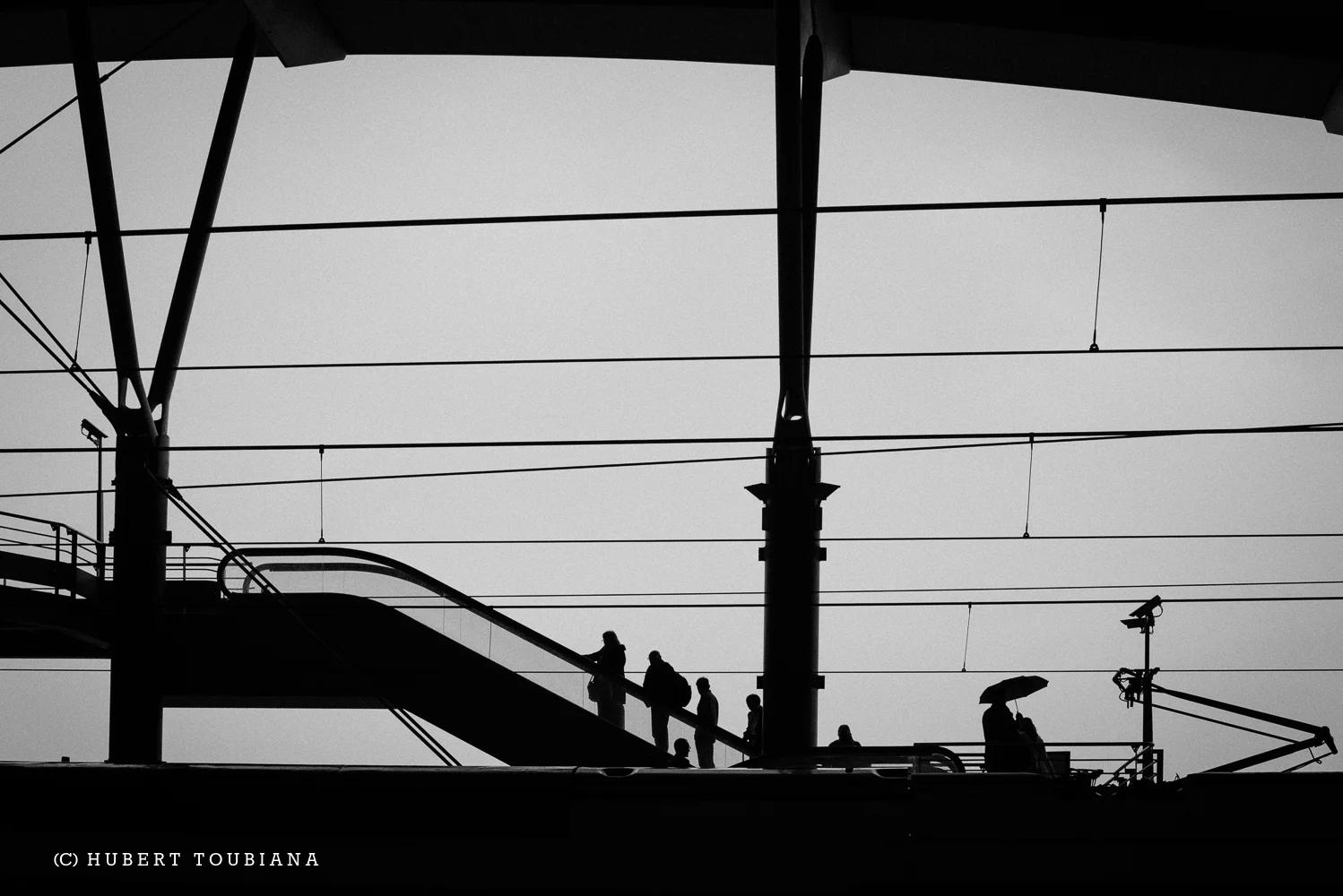 Shadows in railway station / silhouettes à la gare TGV /