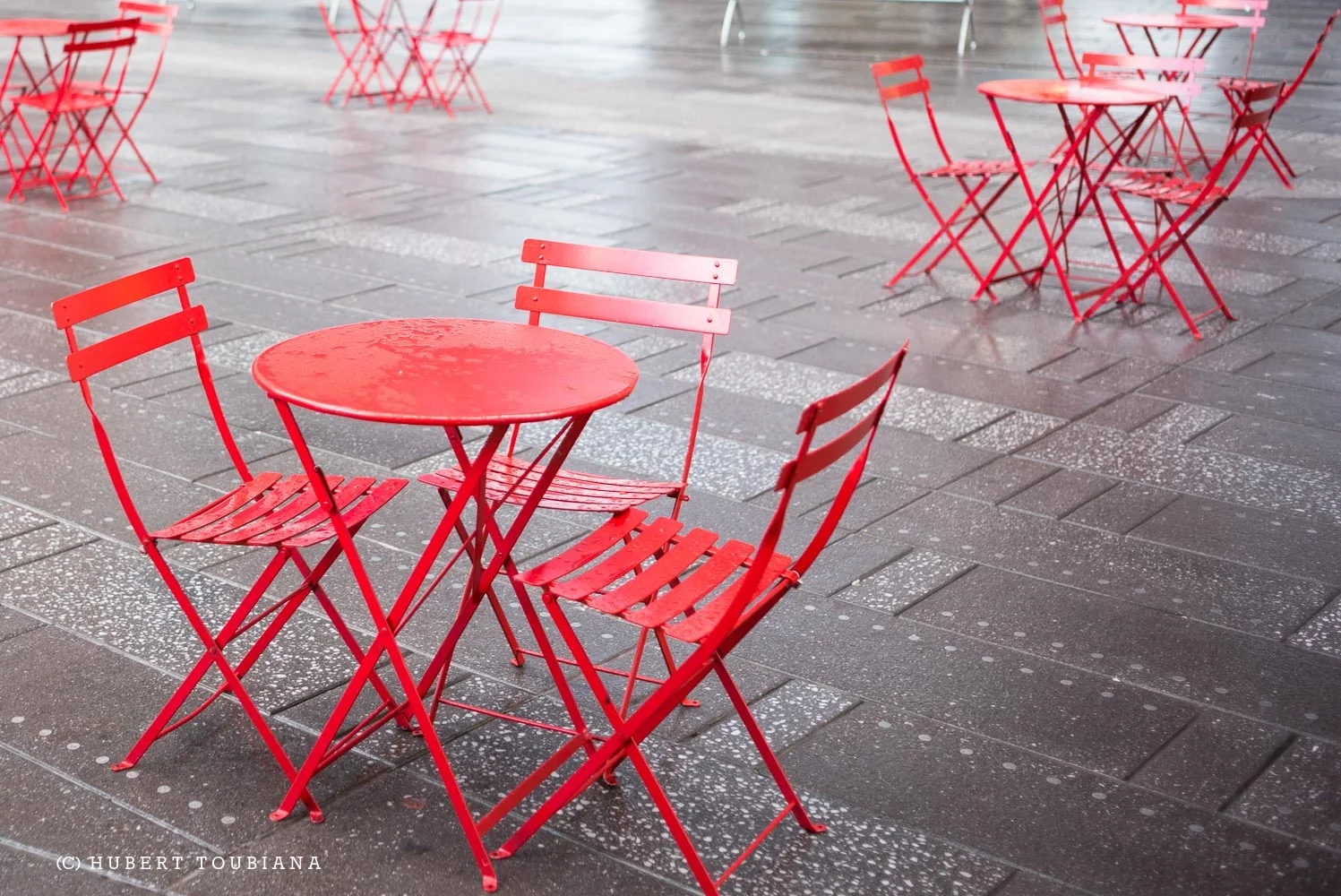 BUNCH OF RED CHAIRS ON TIMES SQUARE / CHAISES ROUGES À TIME SQUARE /
