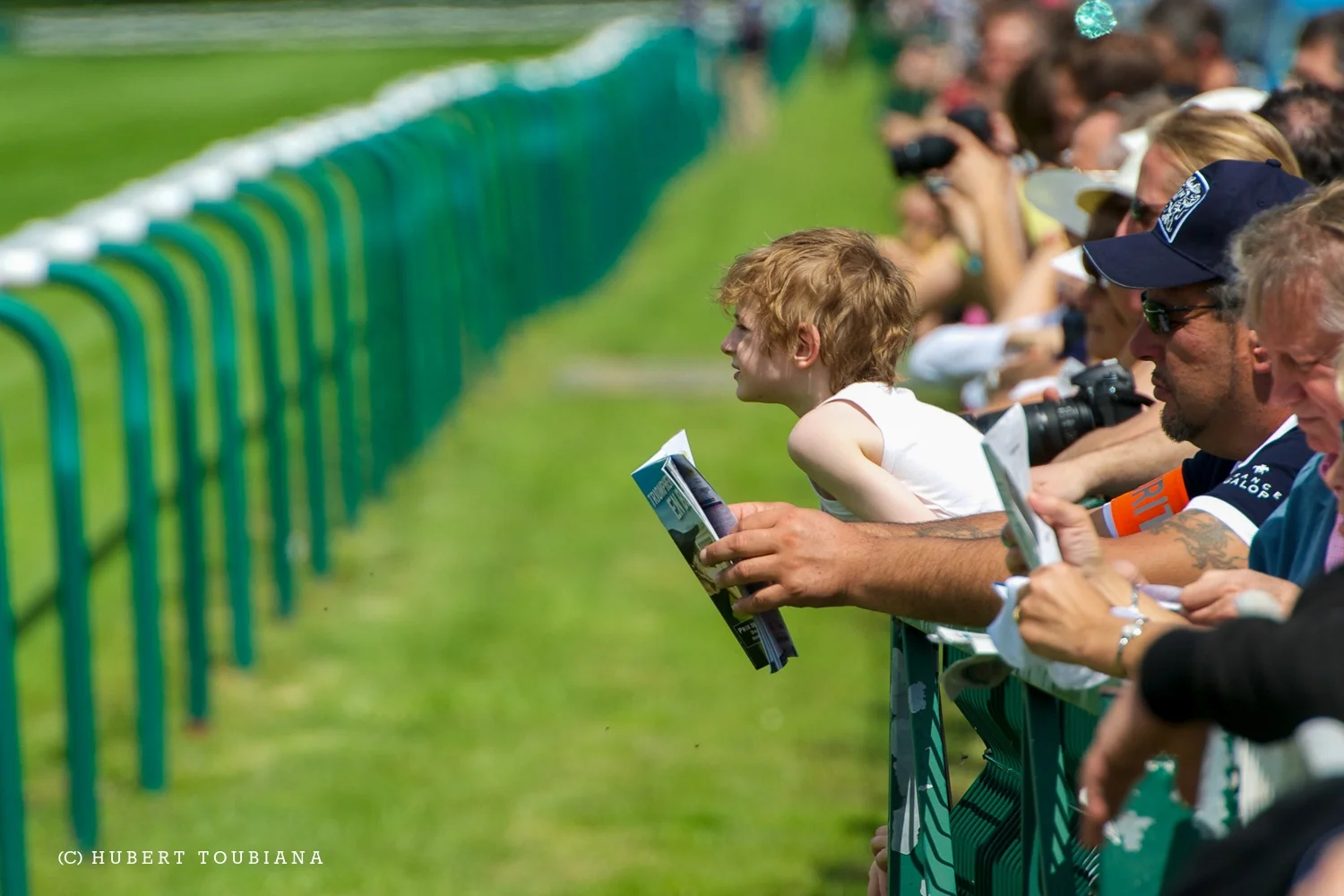 BOY AT THE HORSE RACE / GARÇON À L'HIPPODROME /