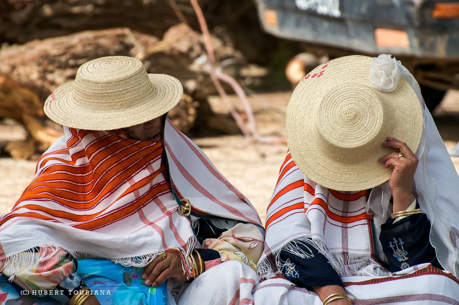 TWIN SISTERS IN DJERBA / SOEURS JUMELLES DE DJERBA /