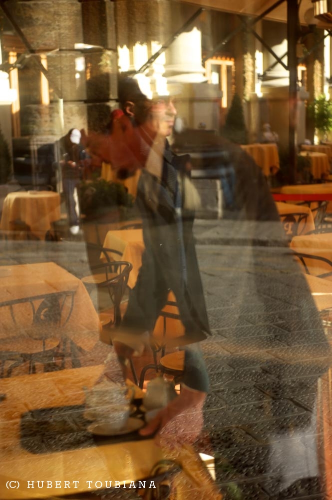 WAITER IN A FLORENCE BAR / SERVEUR DANS UN BAR DE FLORENCE /