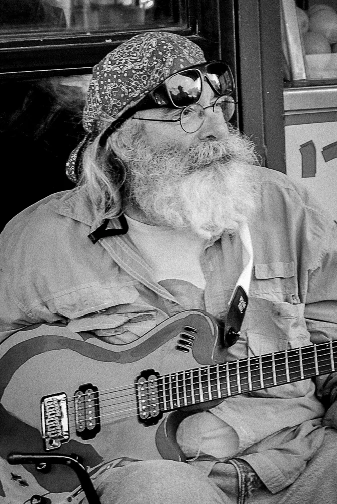 GUITAR LOVER IN TEL-AVIV / UN PRO DE LA GRATTE A TEL-AVIV /