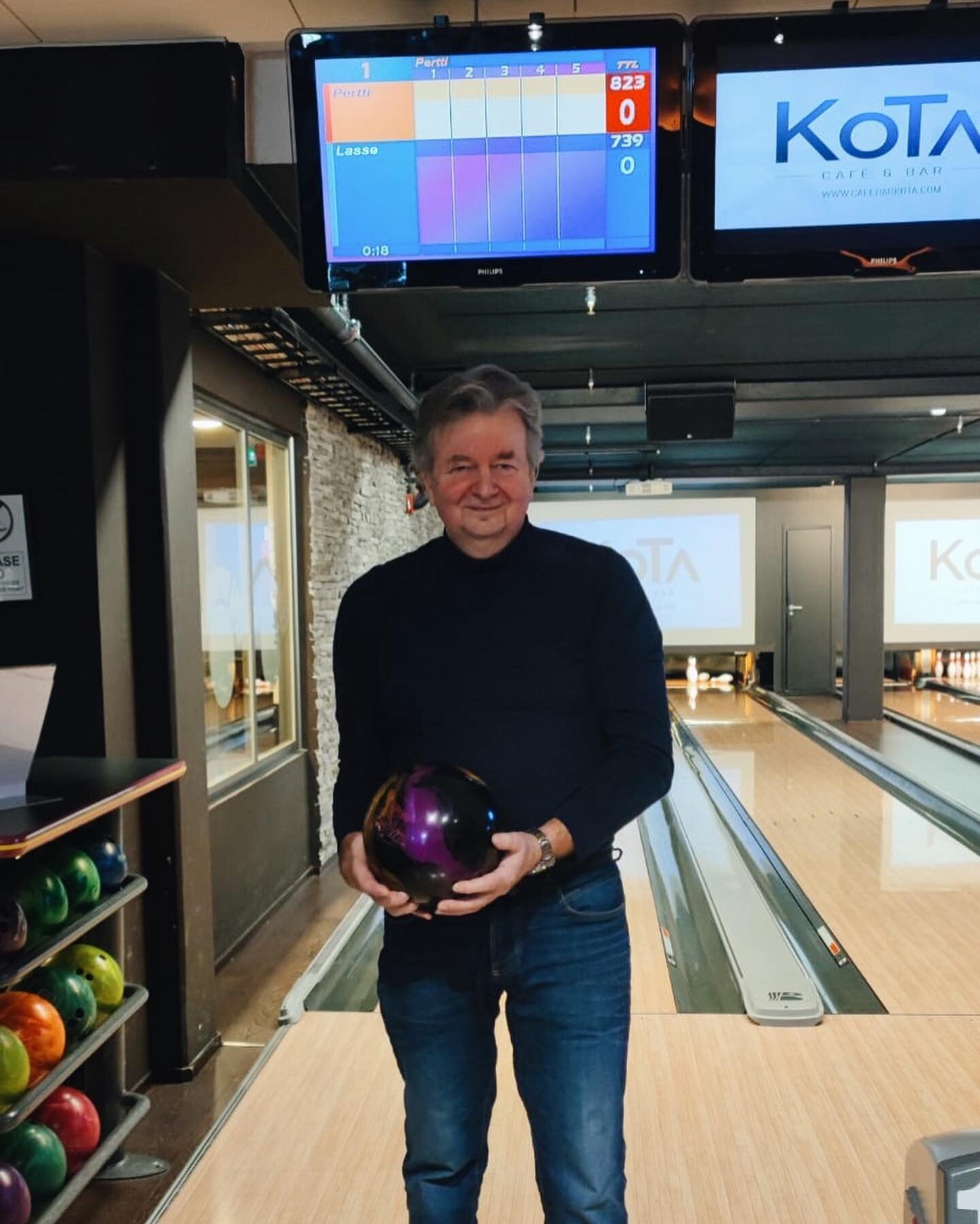 Kuukausi sitten keilattiin Levi Bowlingin historian ensimm&auml;inen 300 pisteen kierros, kun RC Porin Pertti Mikola k&auml;vi keilaamassa puhtaan 12 kaadon sarjan 🎳 Onnea Pertti, kova suoritus! 👊

A month ago Pertti Mikola bowled the first perfect